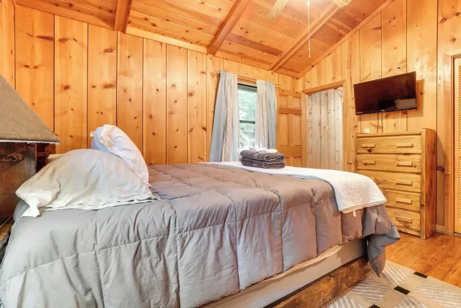 Private Hot Tub & Game Room: Cleveland Getaway