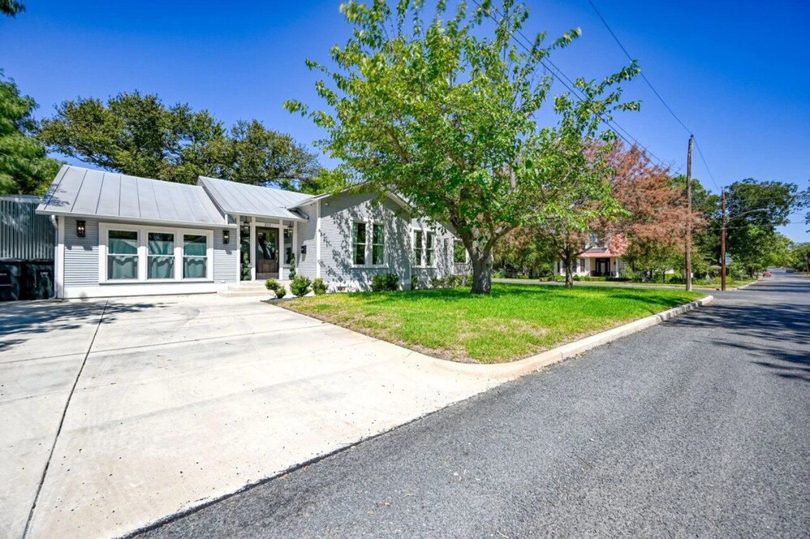 Modern Luxurious Home-w/game Room and Firepit!