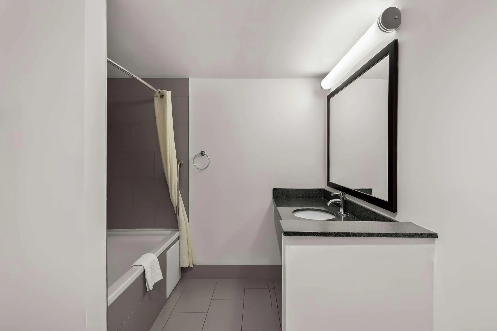 Best Western Luxbury Inn Fort Wayne