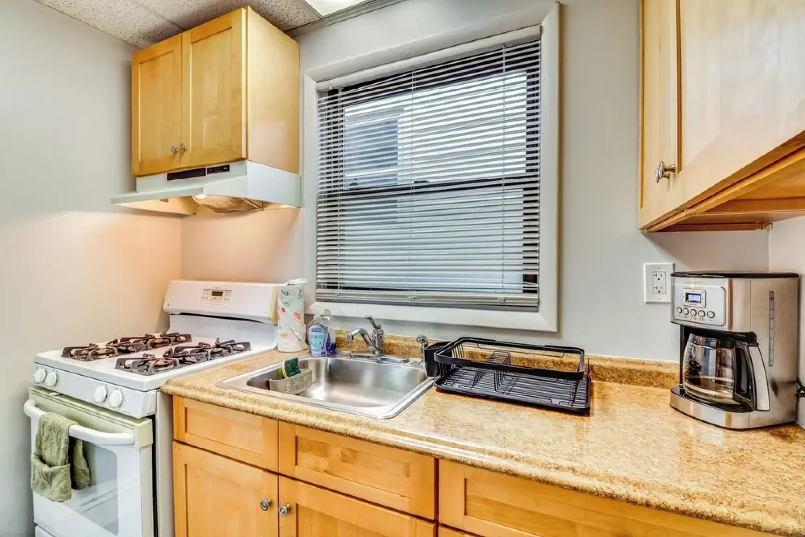 Cozy Keansburg Cottage: Walk to Beach & Boardwalk!