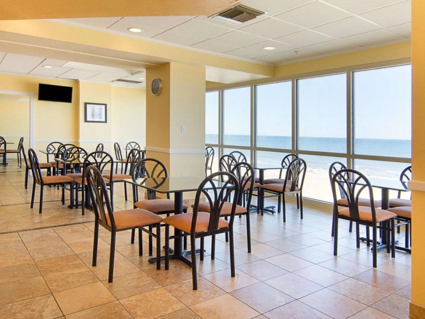 Comfort Suites Beachfront