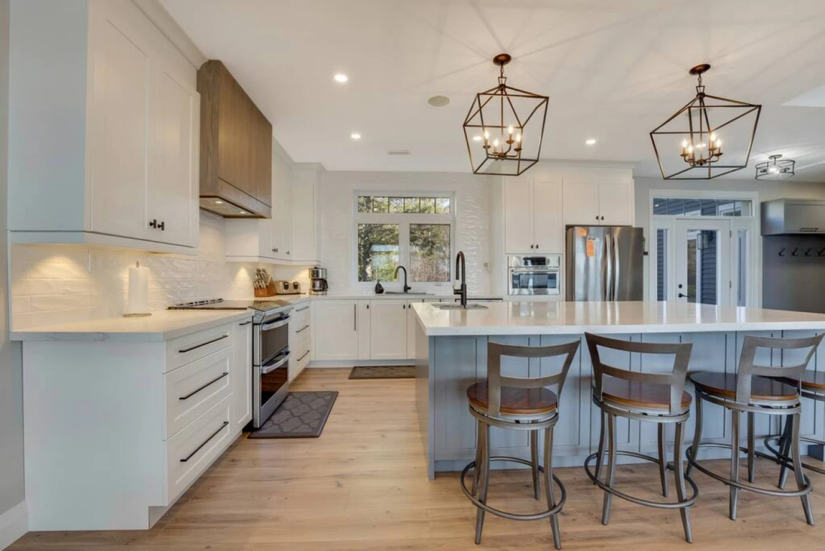 Luxury Cottage overlooking Wollaston Lake-Hot tub