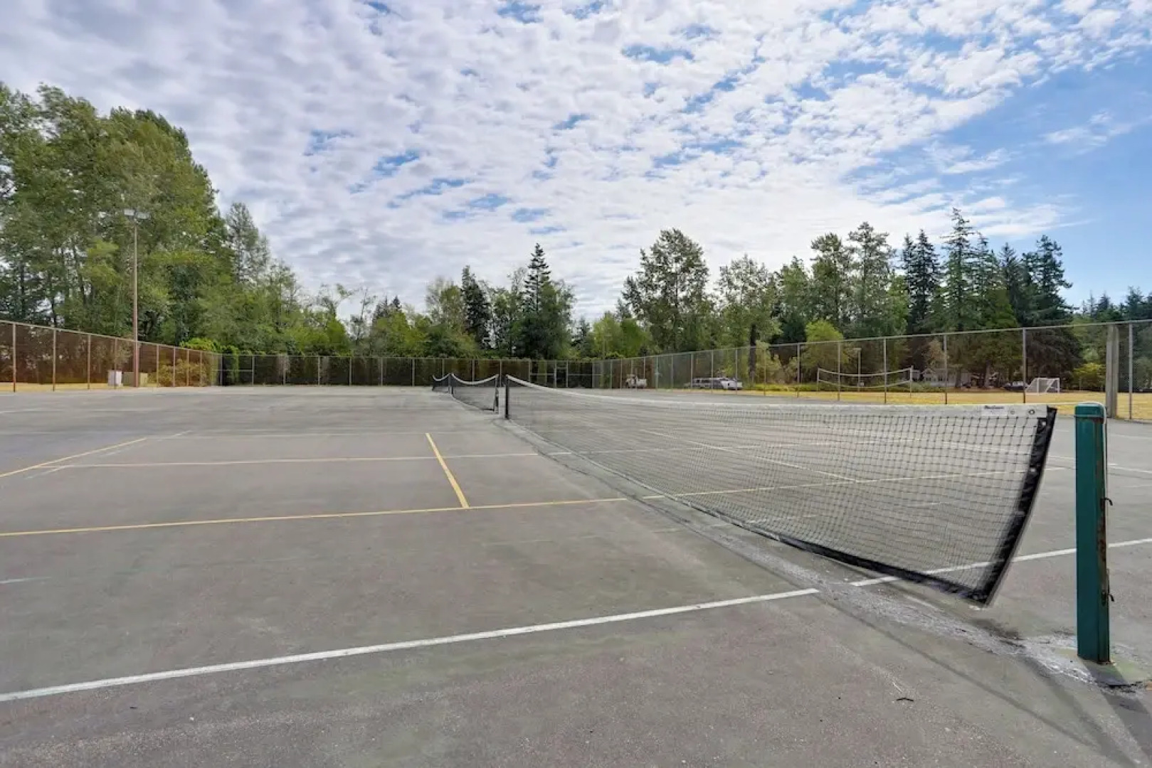 1 Mi to Birch Bay SP! Cozy Cabin w/ Pool Access