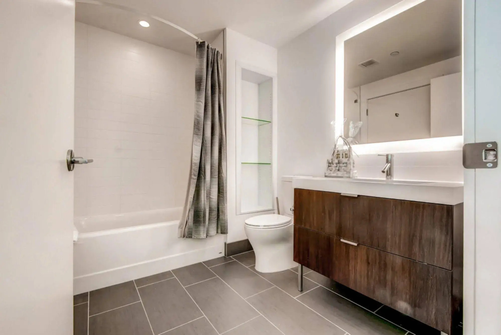 Global Luxury Suites at The Financial District