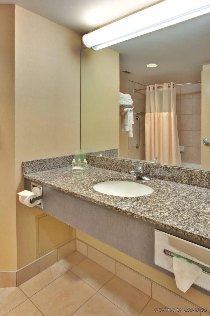 Four Points by Sheraton Point Edward Sarnia