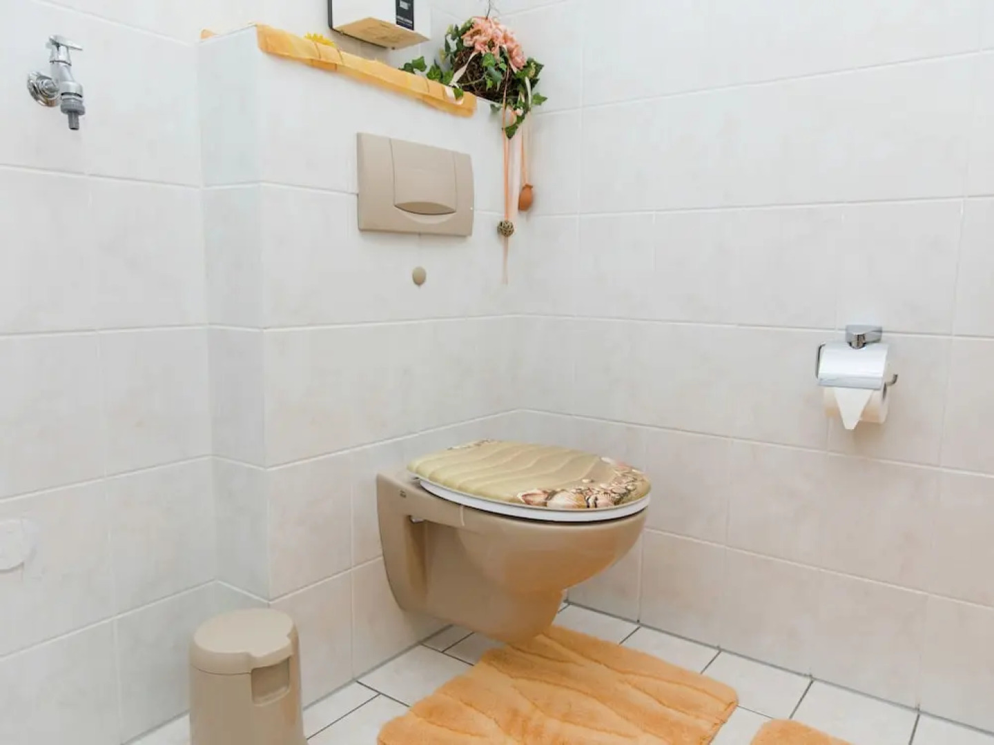 Beautiful property (65 m) with terrace and a small garden.