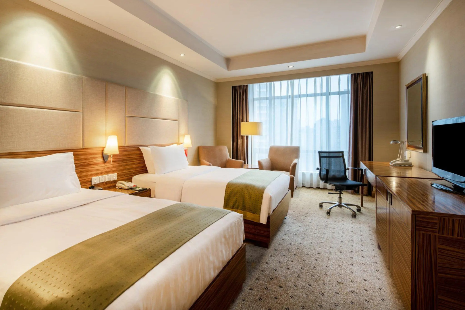Holiday Inn Chongqing Guanyinqiao by IHG