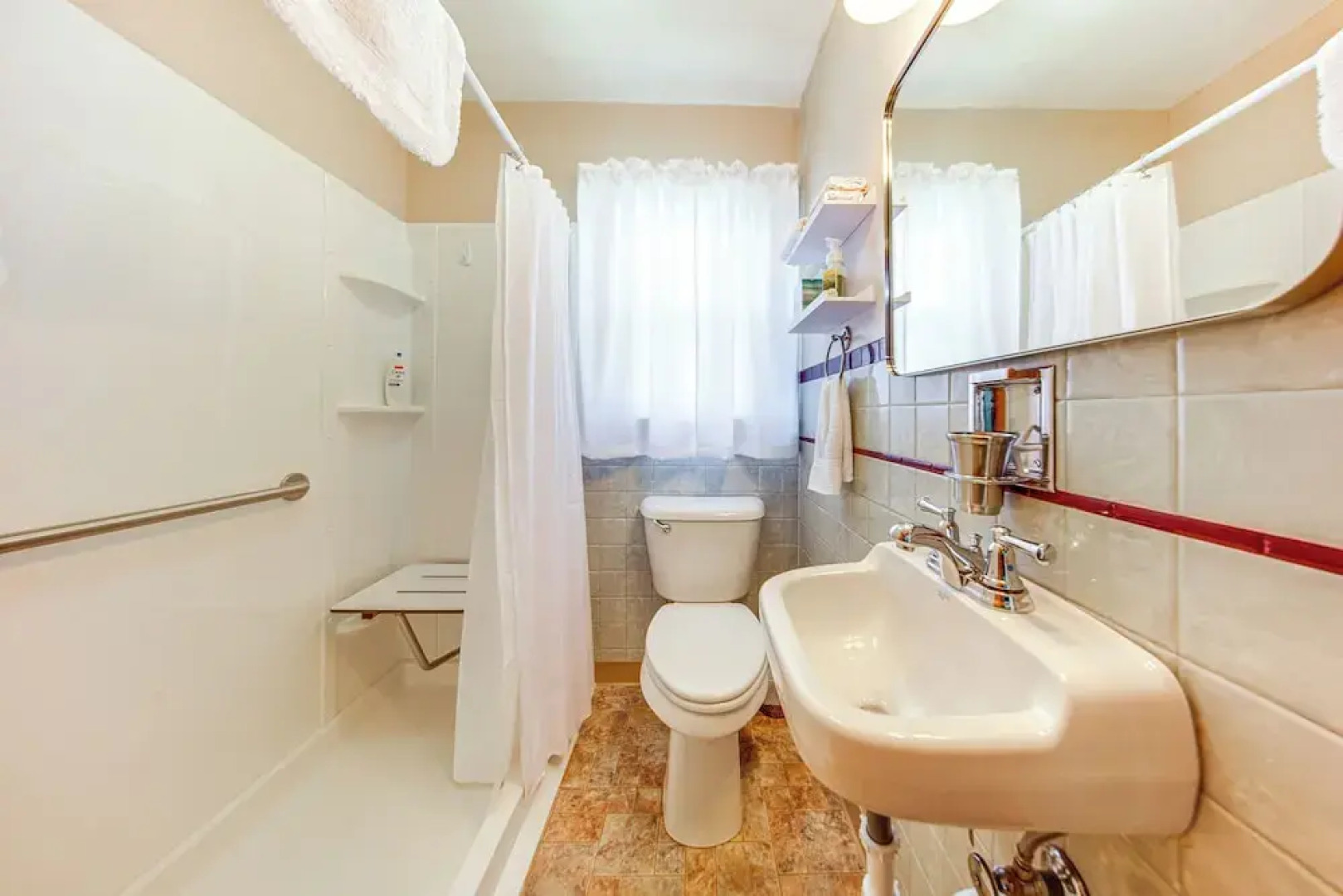 < 1 Mi to Lake Erie: Ashtabula Hideaway!