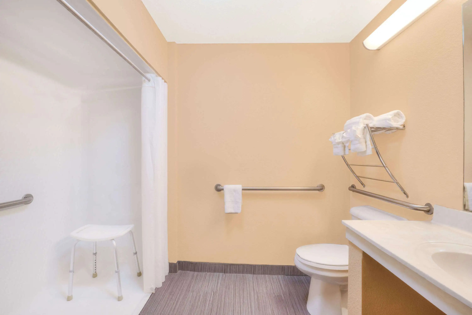 Super 8 by Wyndham Farmers Branch/North Dallas