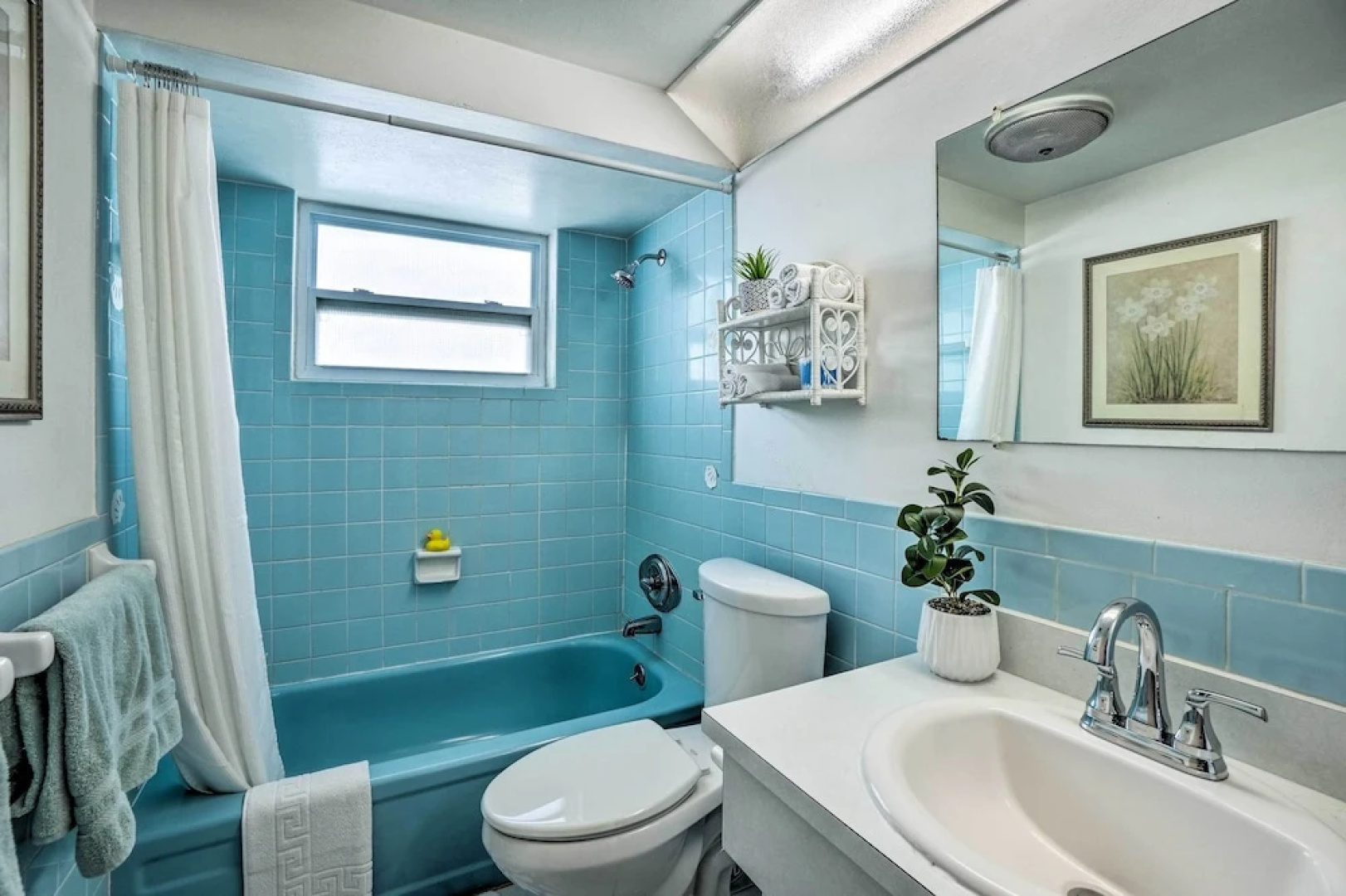 Cozy Holiday Home w/ Yard ~ 5 Mi to Beach!