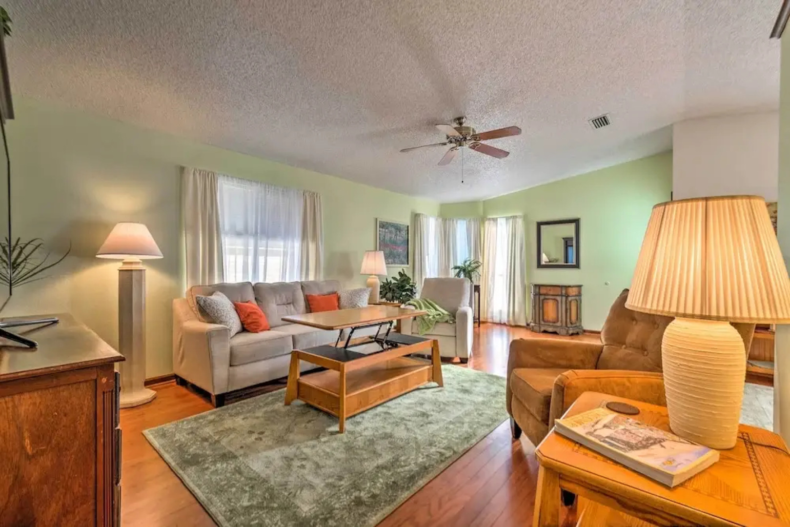 Lovely Lady Lake Home w/ Resort Amenities & Lanai!