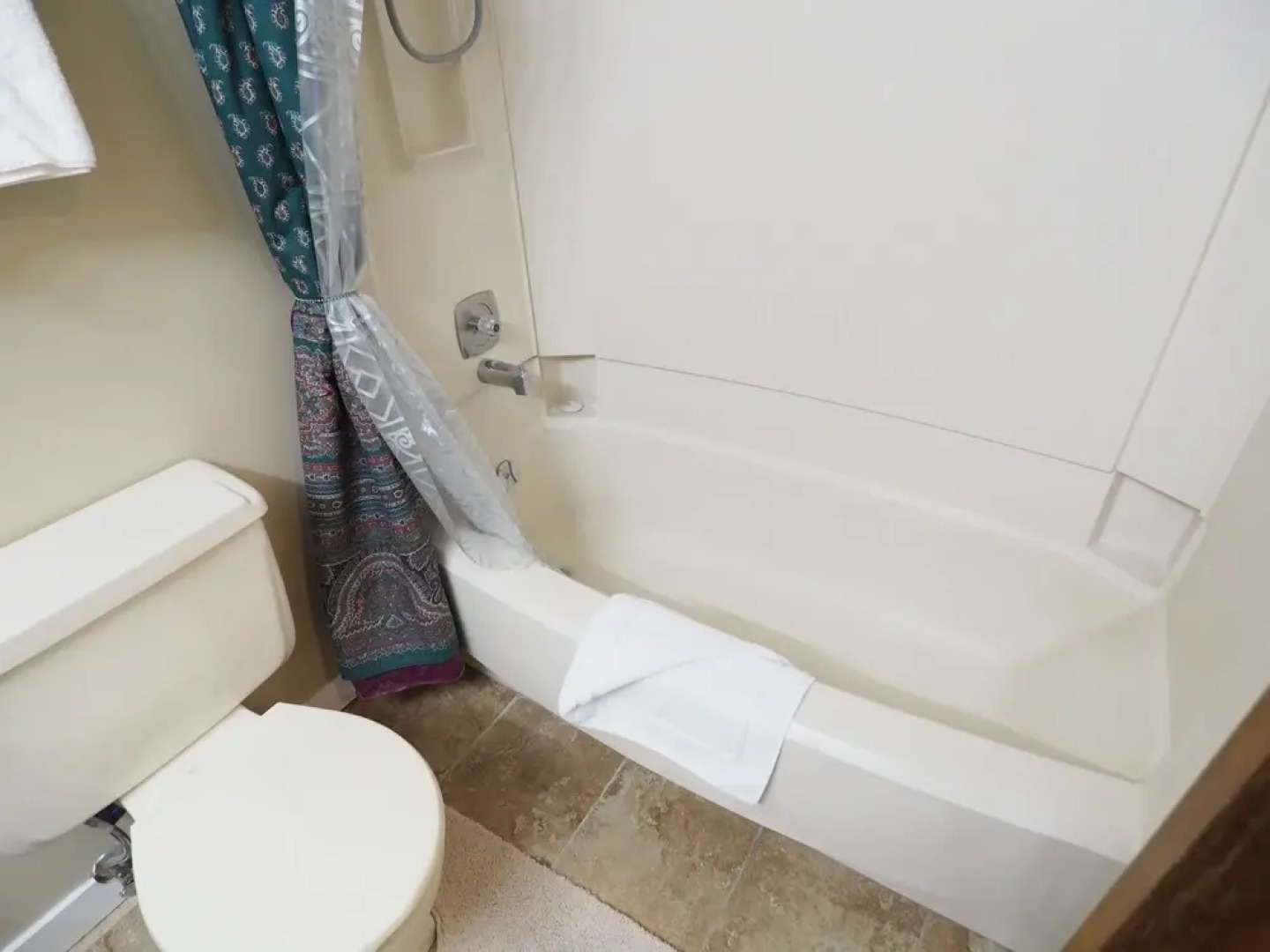 Clearview 803 2 Bedroom Condo by Redawning