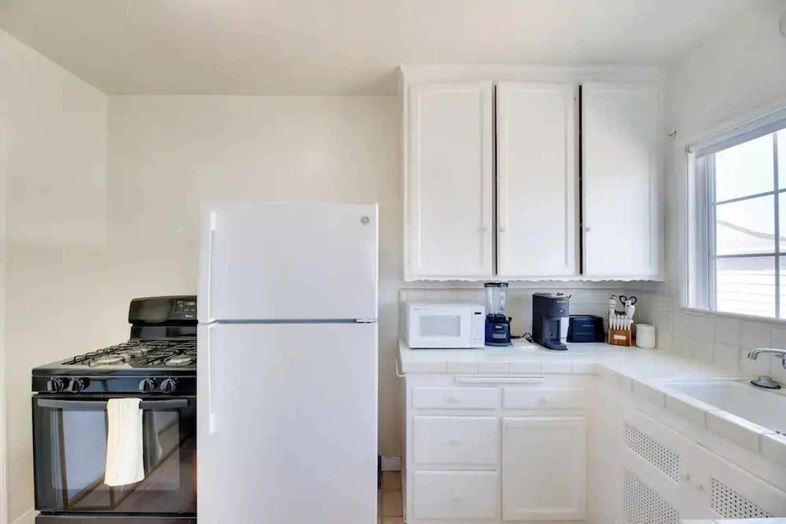 Walk to Sand & Surf - Bright Manhattan Beach Apt!