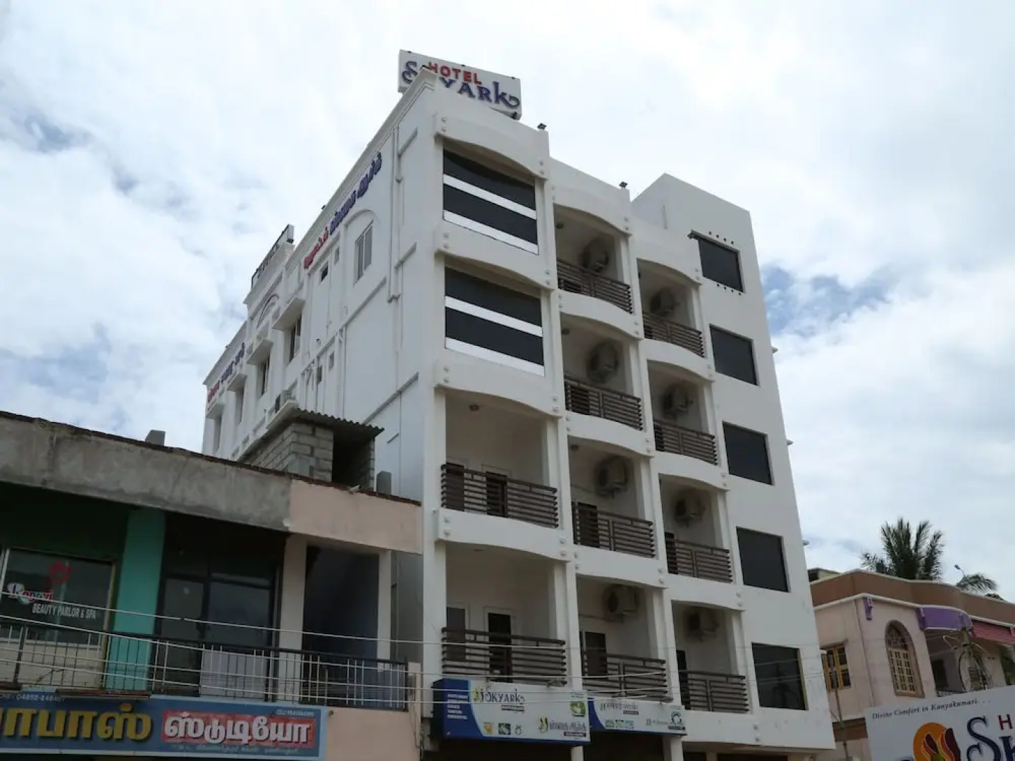 OYO 7878 Hotel Skyark