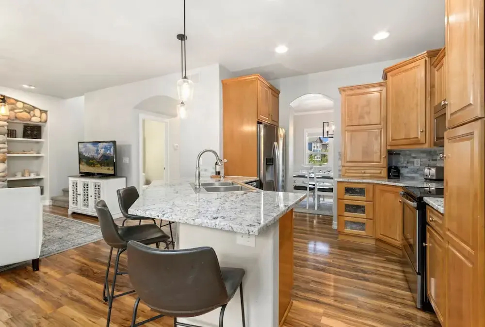 Fabulous Family-friendly Retreat by Windsor Lake!