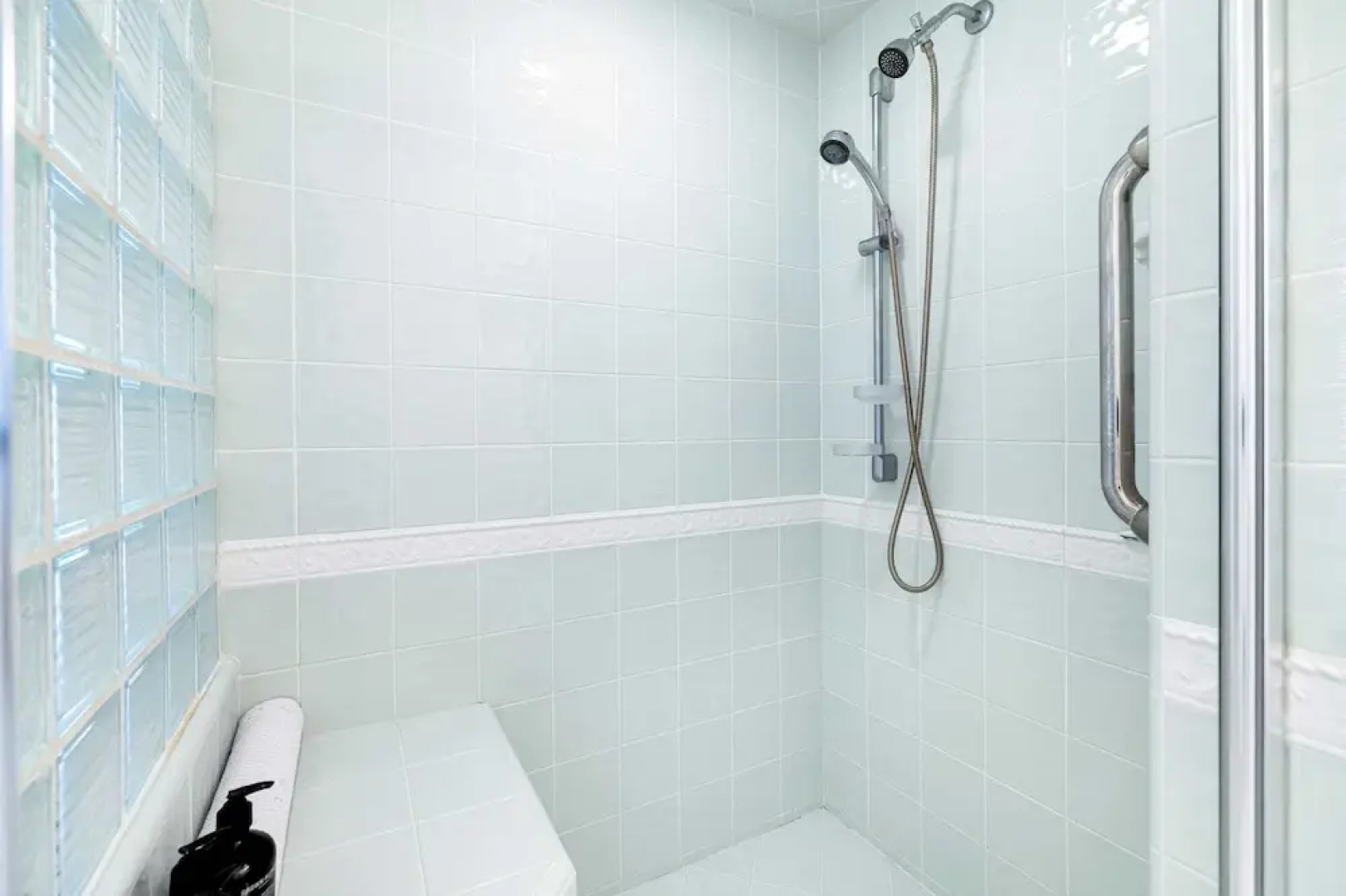 Oceanfront Gem w/ Balcony, Pool, Hot Tub & Carbon Beach Access Bluewater Haven by Avantstay