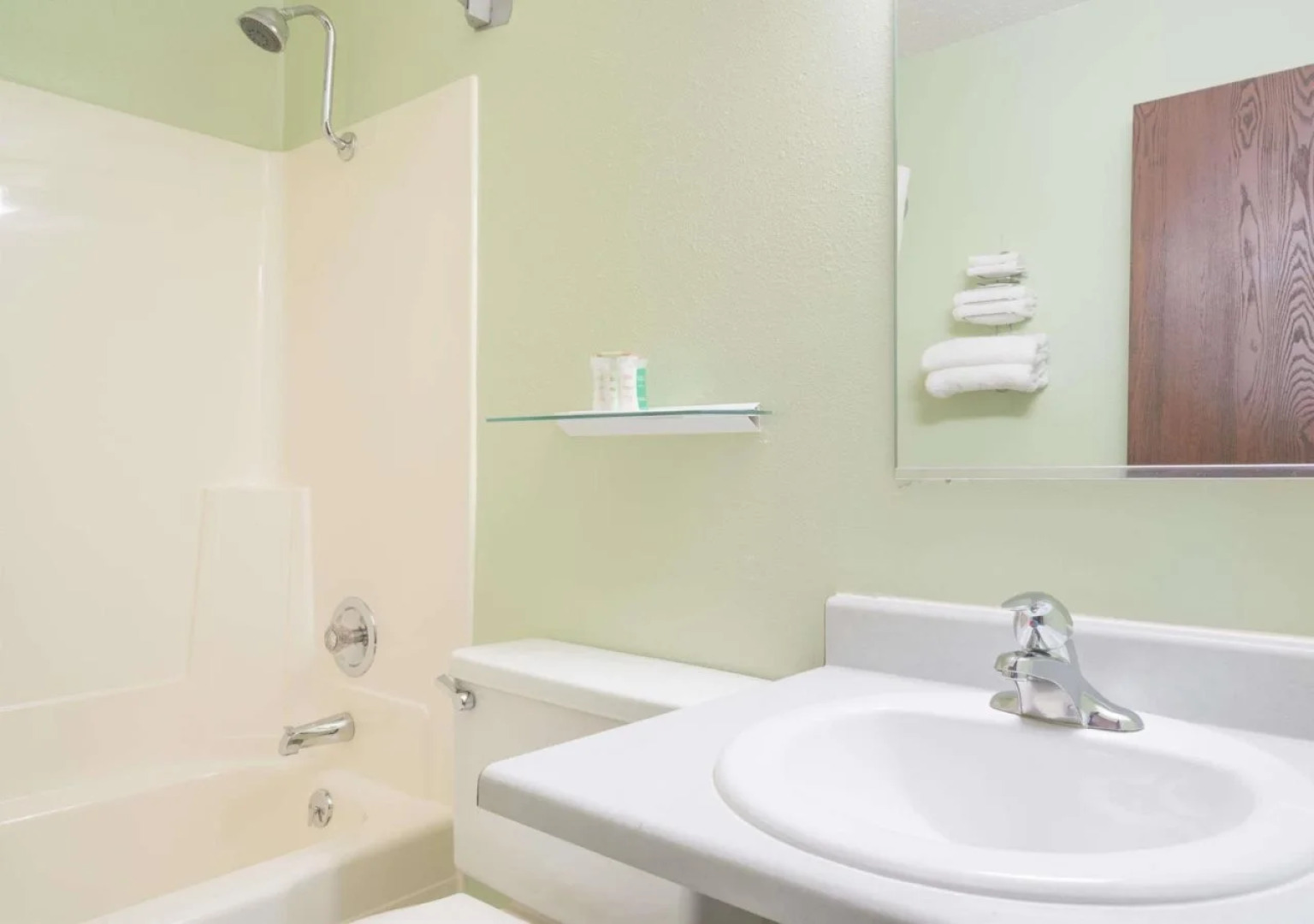 Super 8 by Wyndham Fargo/I-29/West Acres Mall