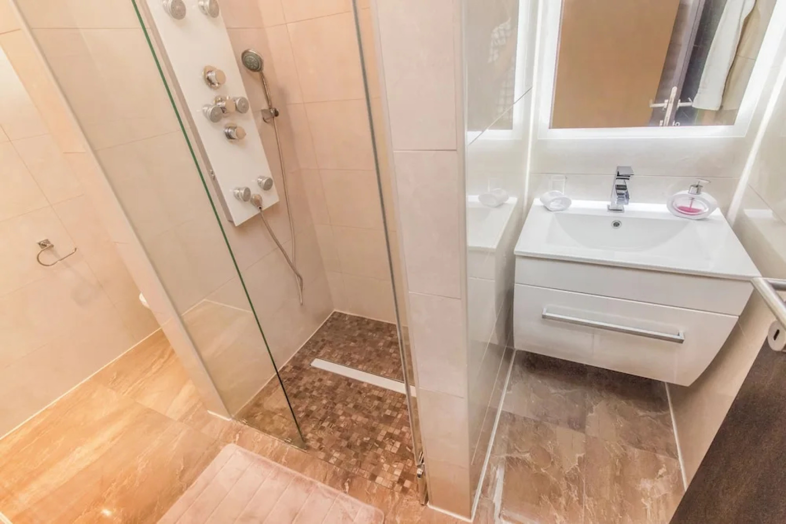 Luxury at Villa Cama - Your Dream Vacation Rental!