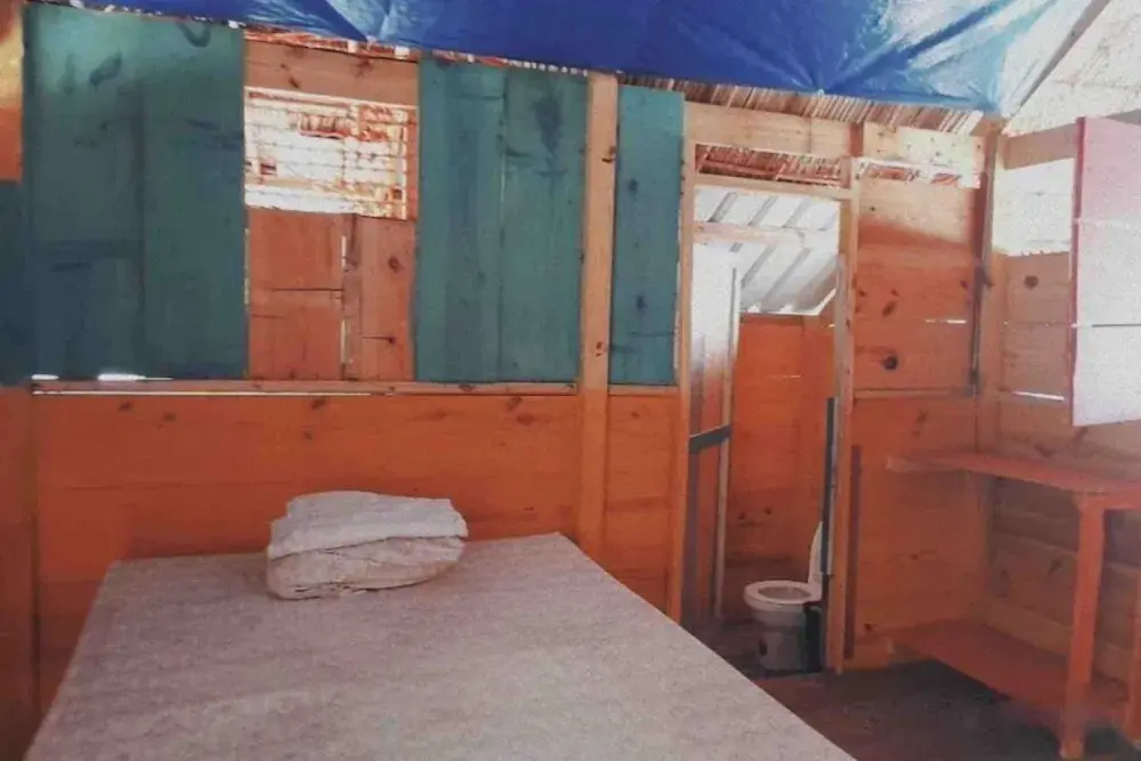 Private Ocean-Front Cabin with private bathroom on San Blas Island