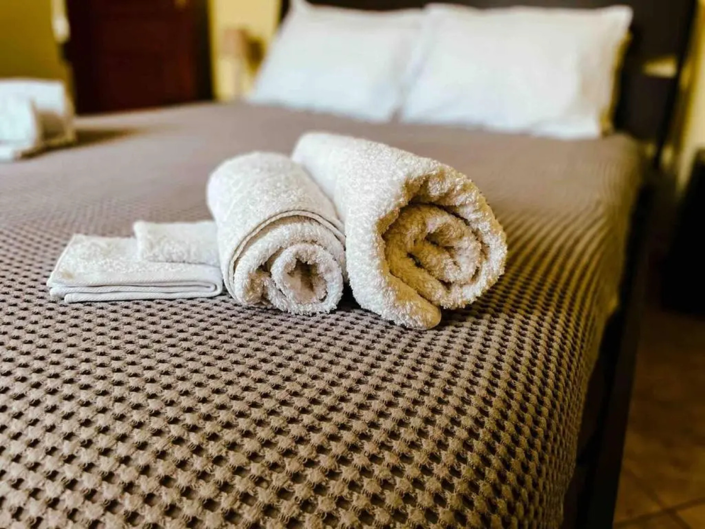 2 Bed House - Sleeps 5 - Garden - Parking - Wifi