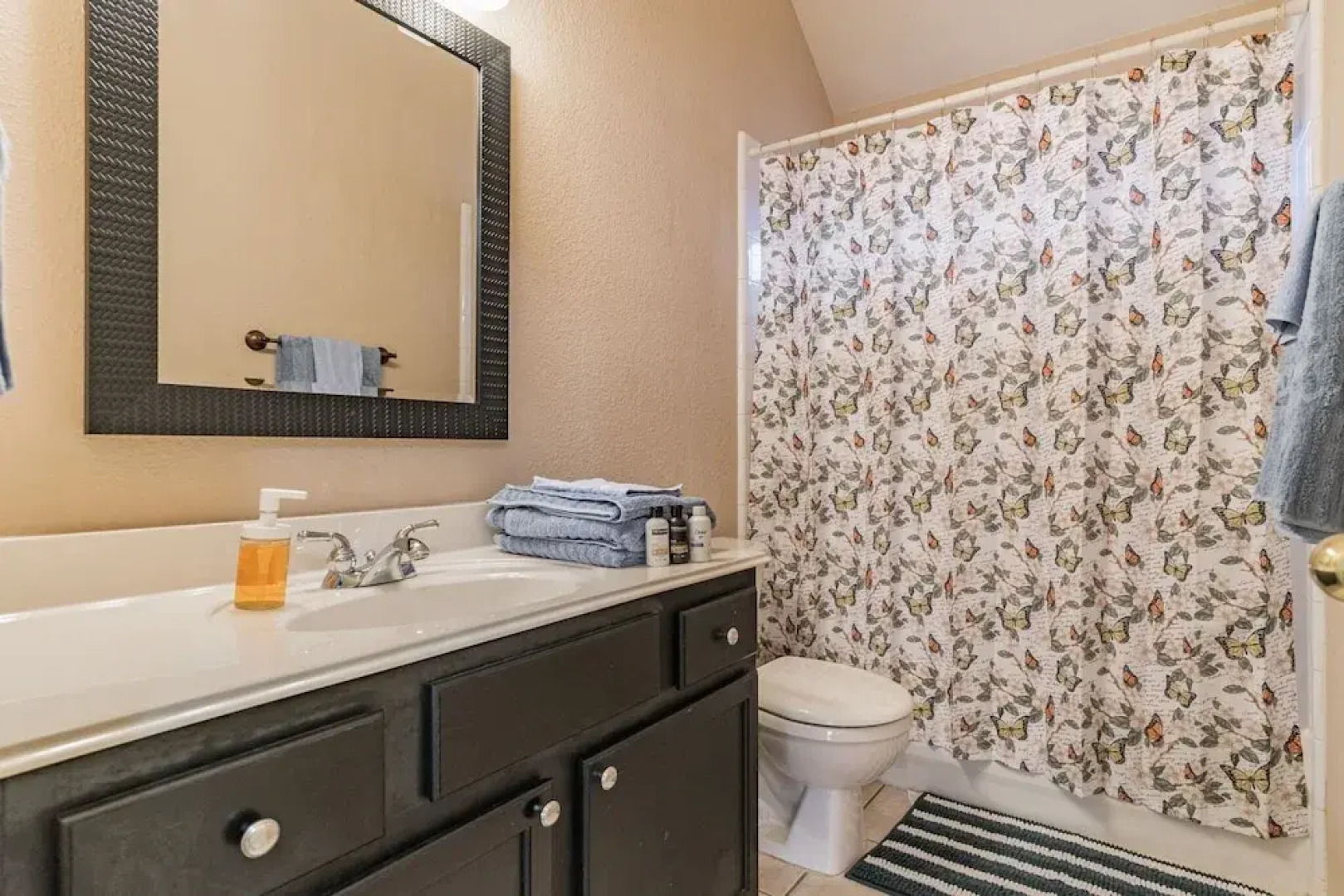 Centrally Located 3-bedroom and 2-bath The Colony Home With Great North Dallas Access 3 Home by Redawning