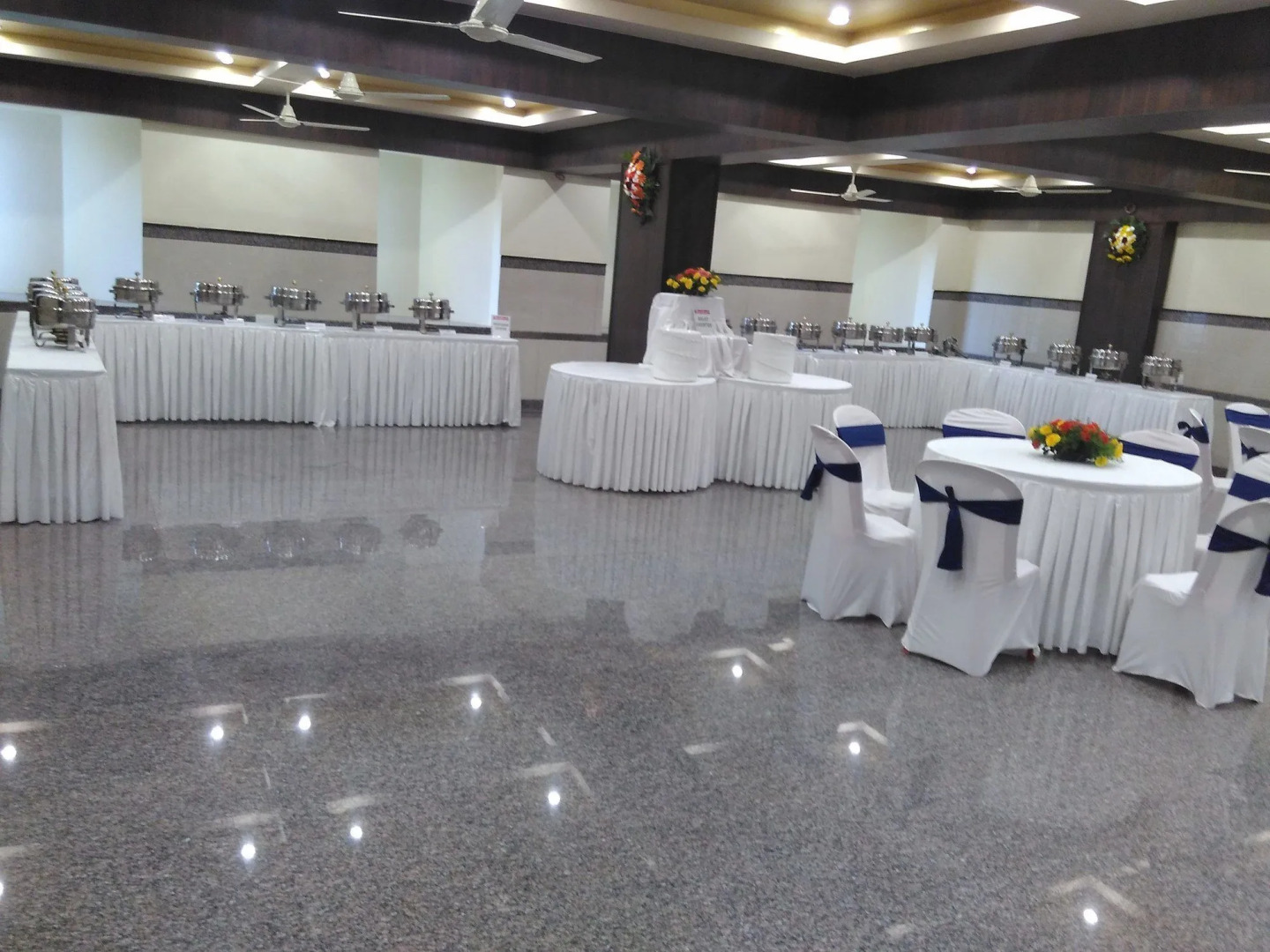 Hotel Raj Vista - Suites & Convention