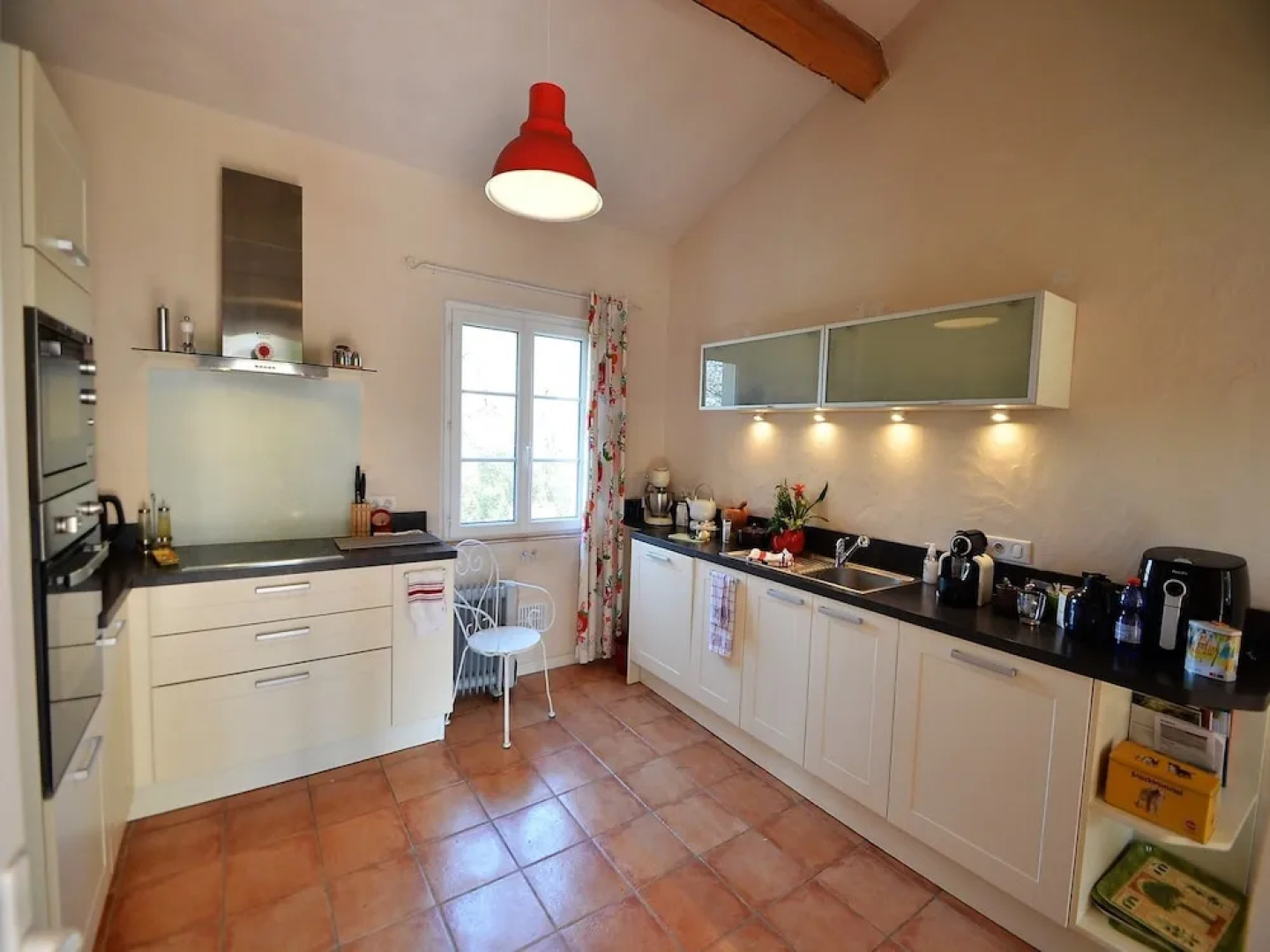 Stunning villa with private swimming pool and large garden