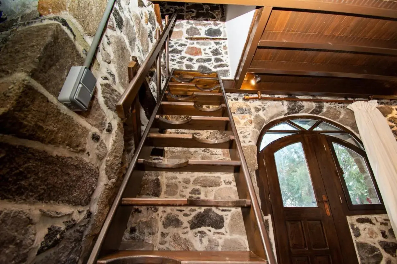 Plousiadi΄s Stone House