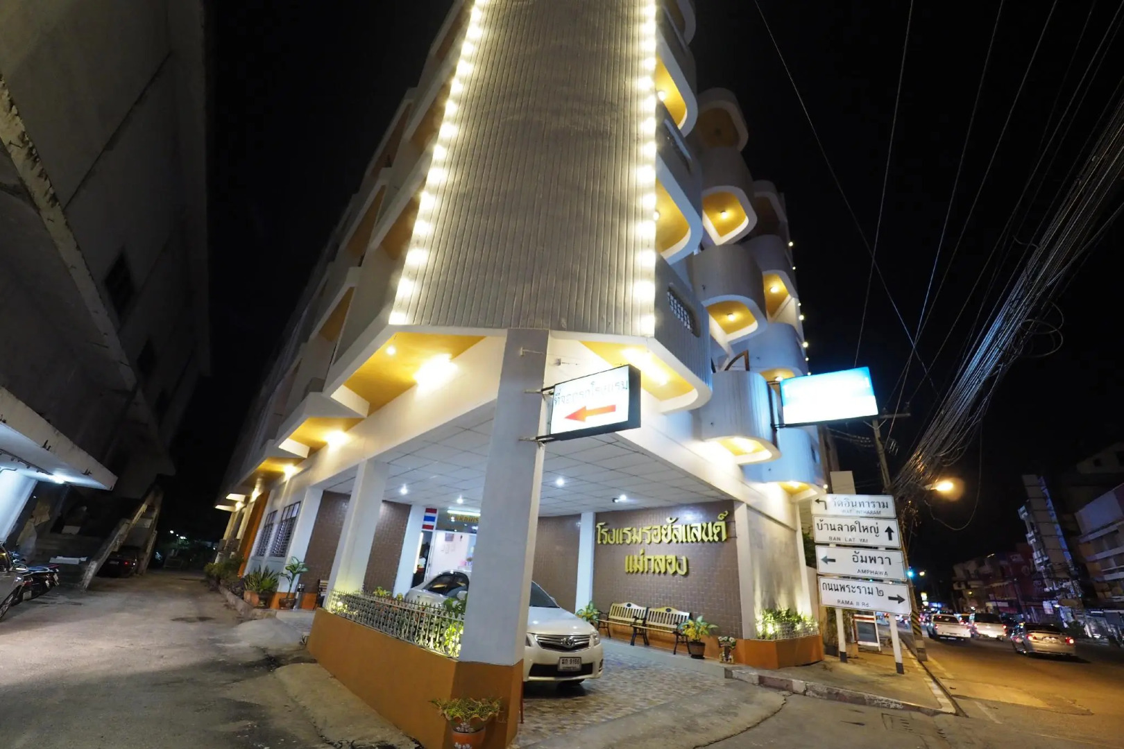 Royal Land Mae Klong Hotel