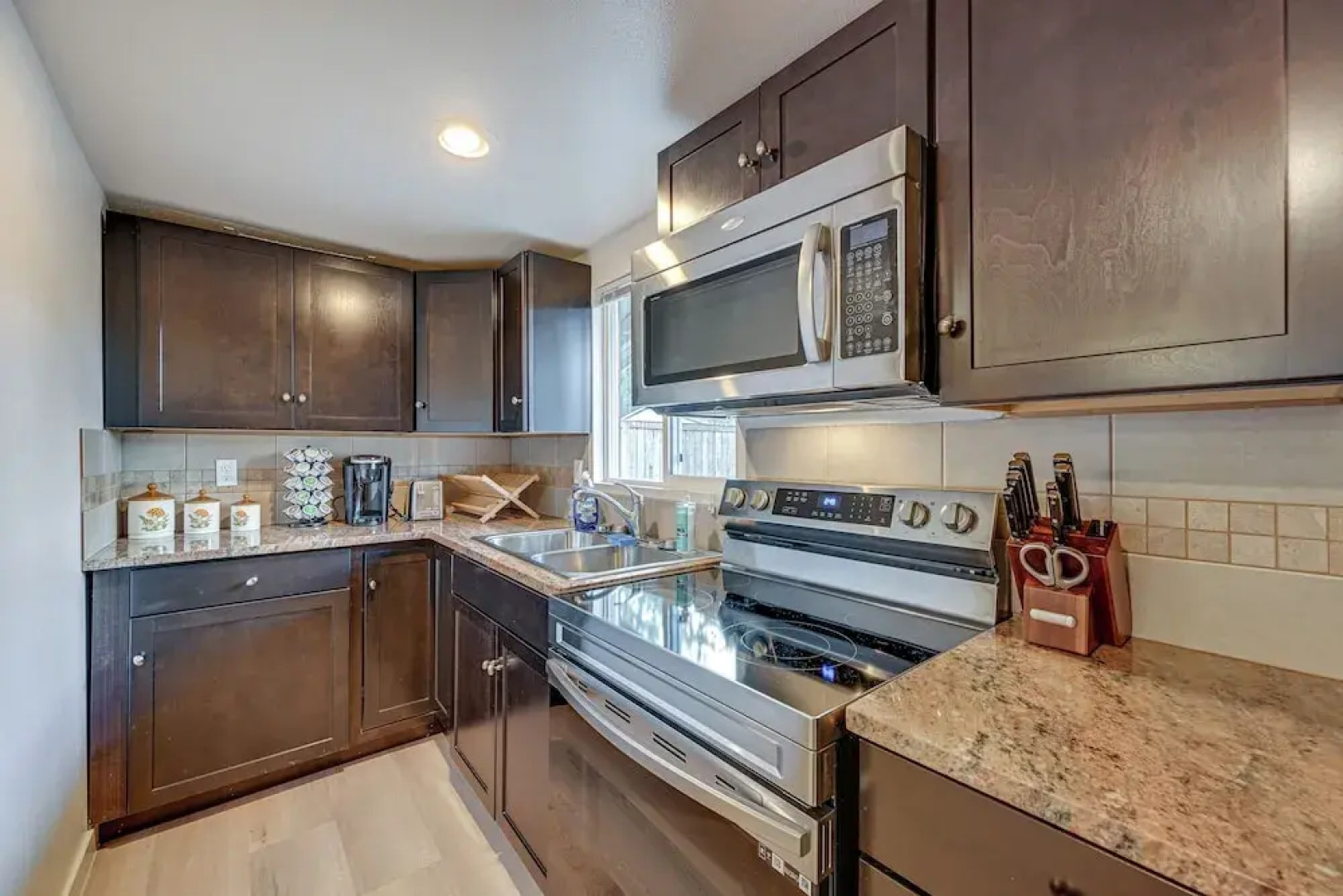 Cozy Tacoma Getaway w/ Grill & Hot Tub!