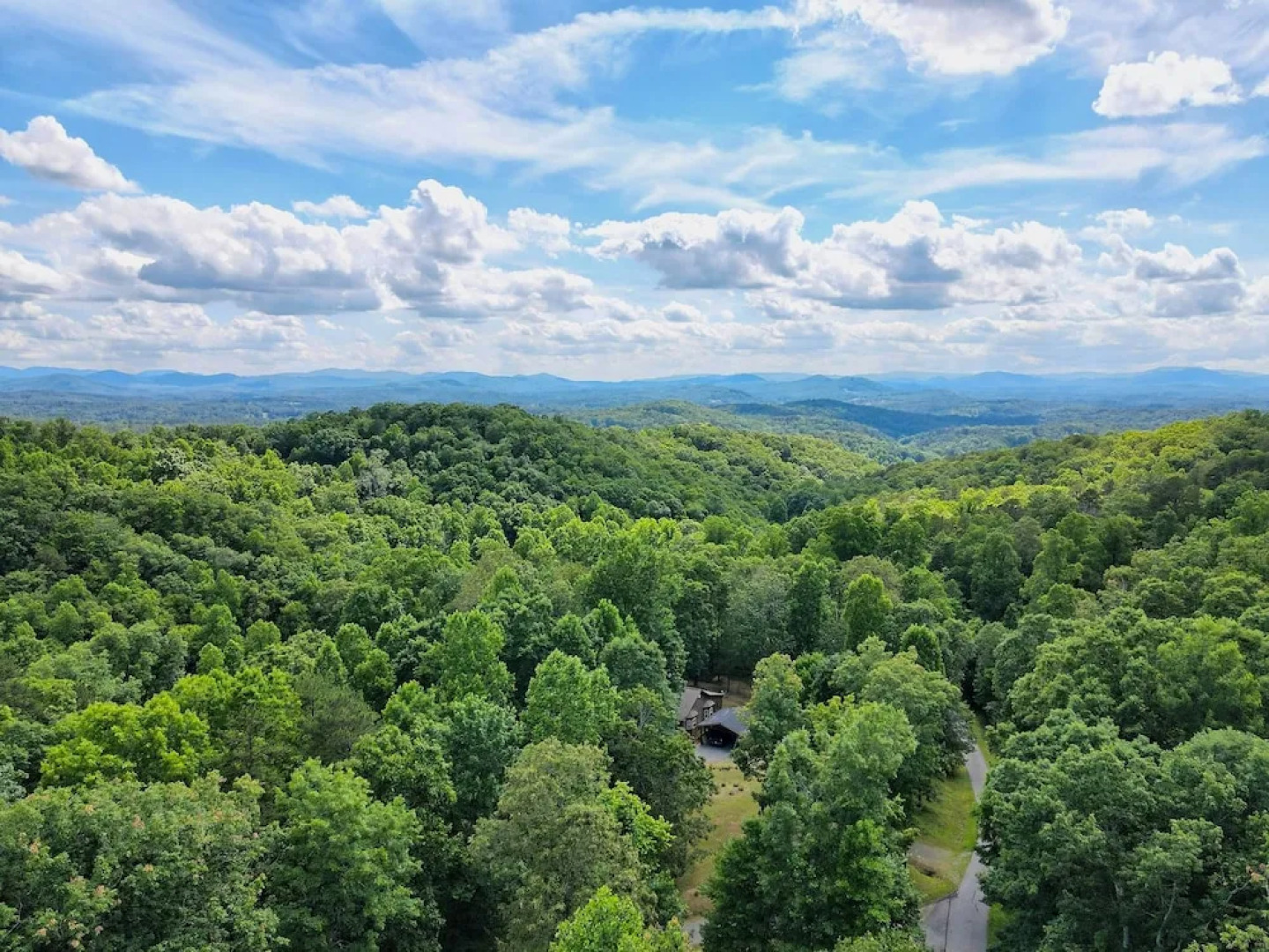 Spacious 'eagle's View' Luxury Cabin w/ Views