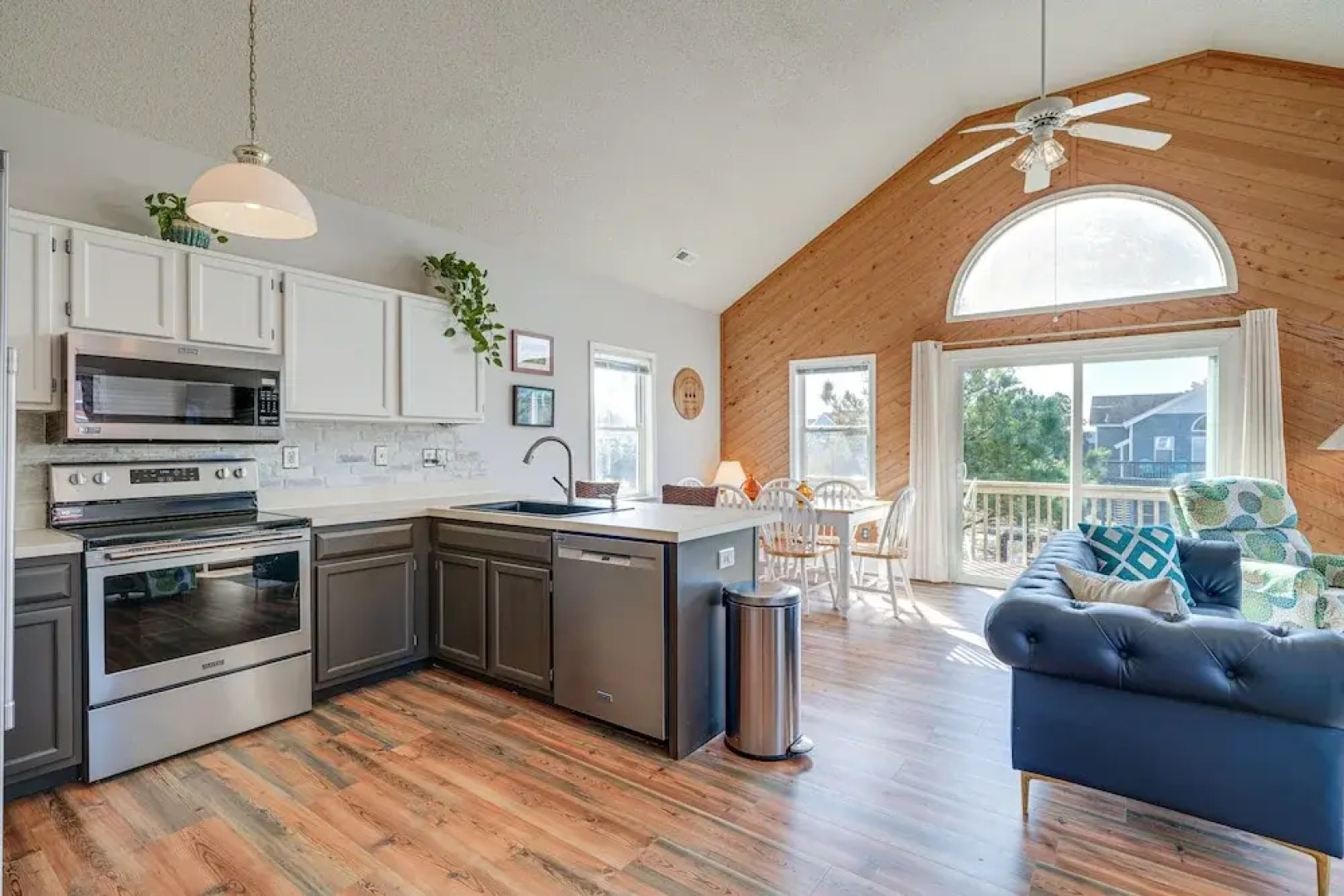 Charming Nags Head Retreat: Half-mi to State Park!