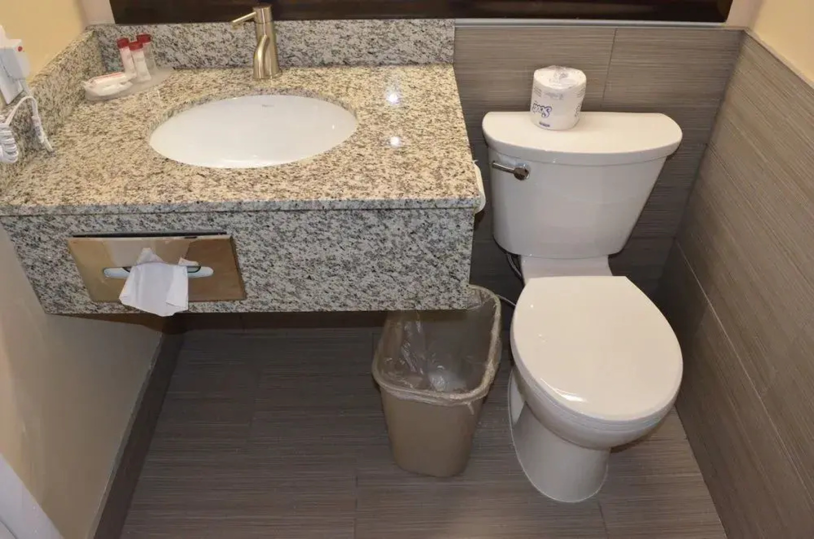 Econo Lodge Inn & Suites