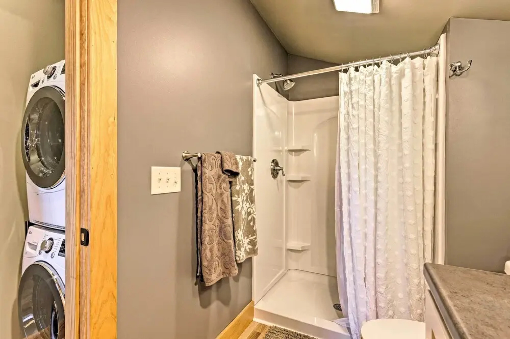 Cozy Black Mountain Escape: Walk to Golf & Lake!