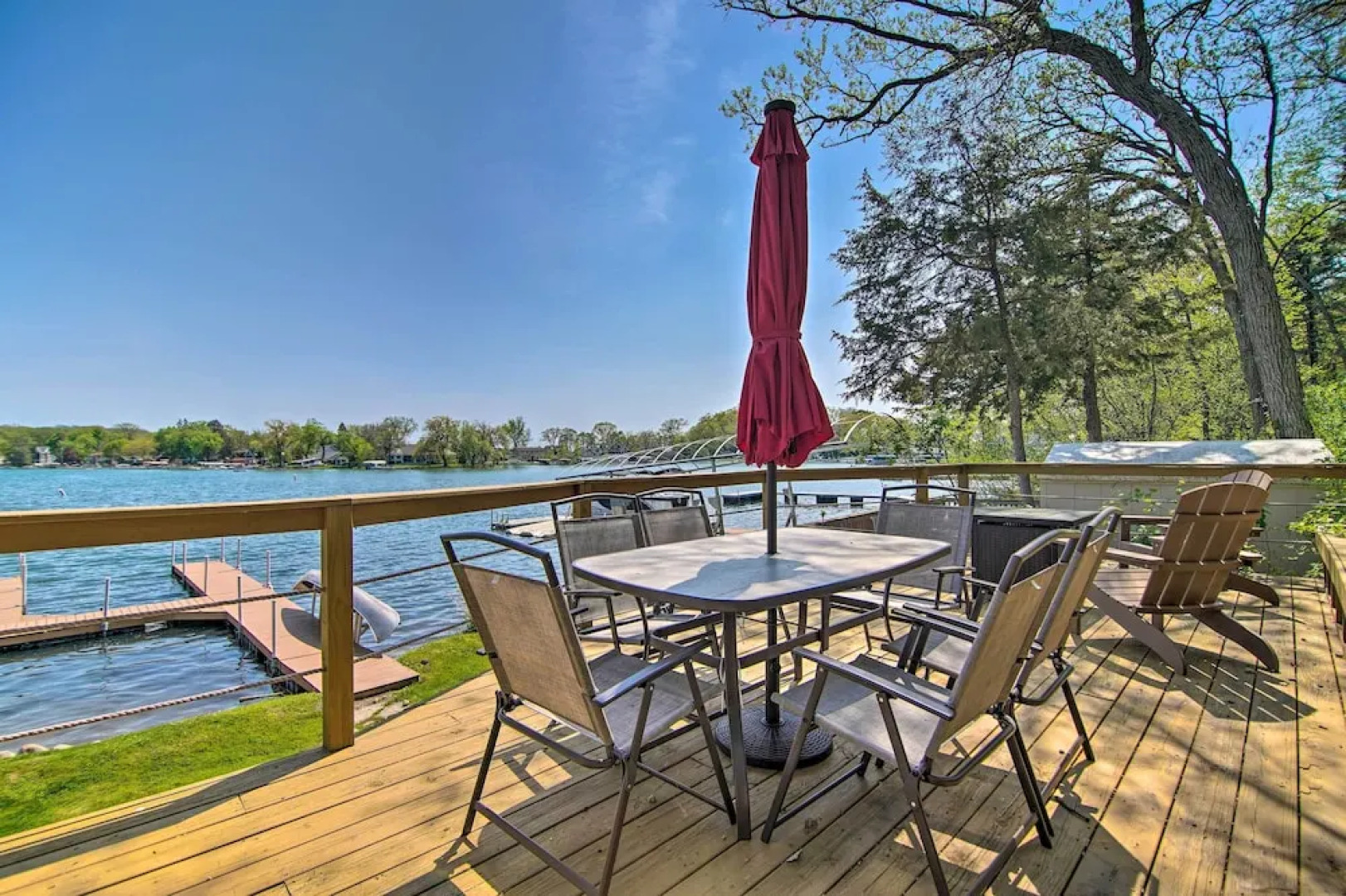 Serene Lakefront Escape: Boat Dock & Grill!