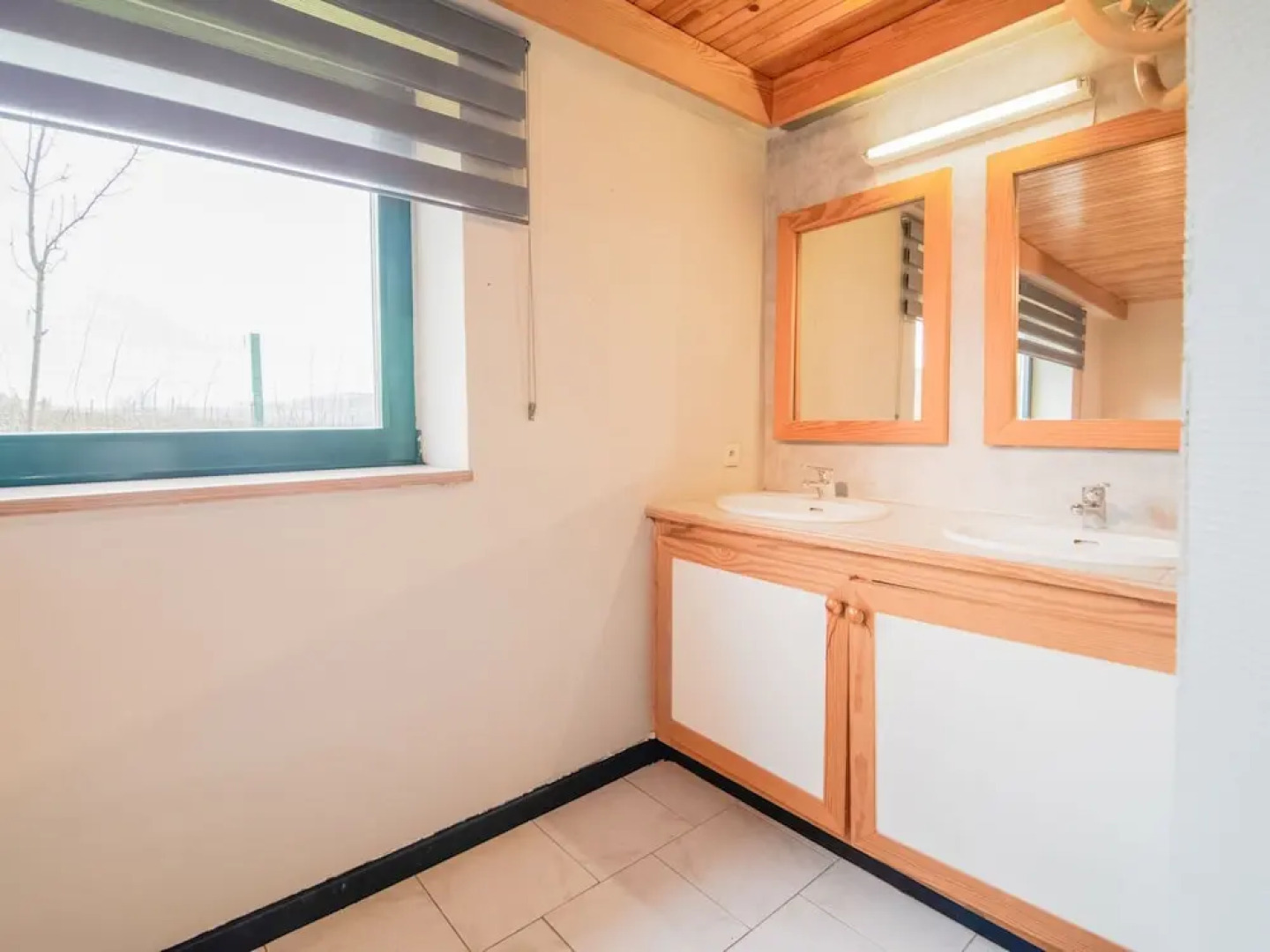 Cottage in Vaux-sur-sure With Garden