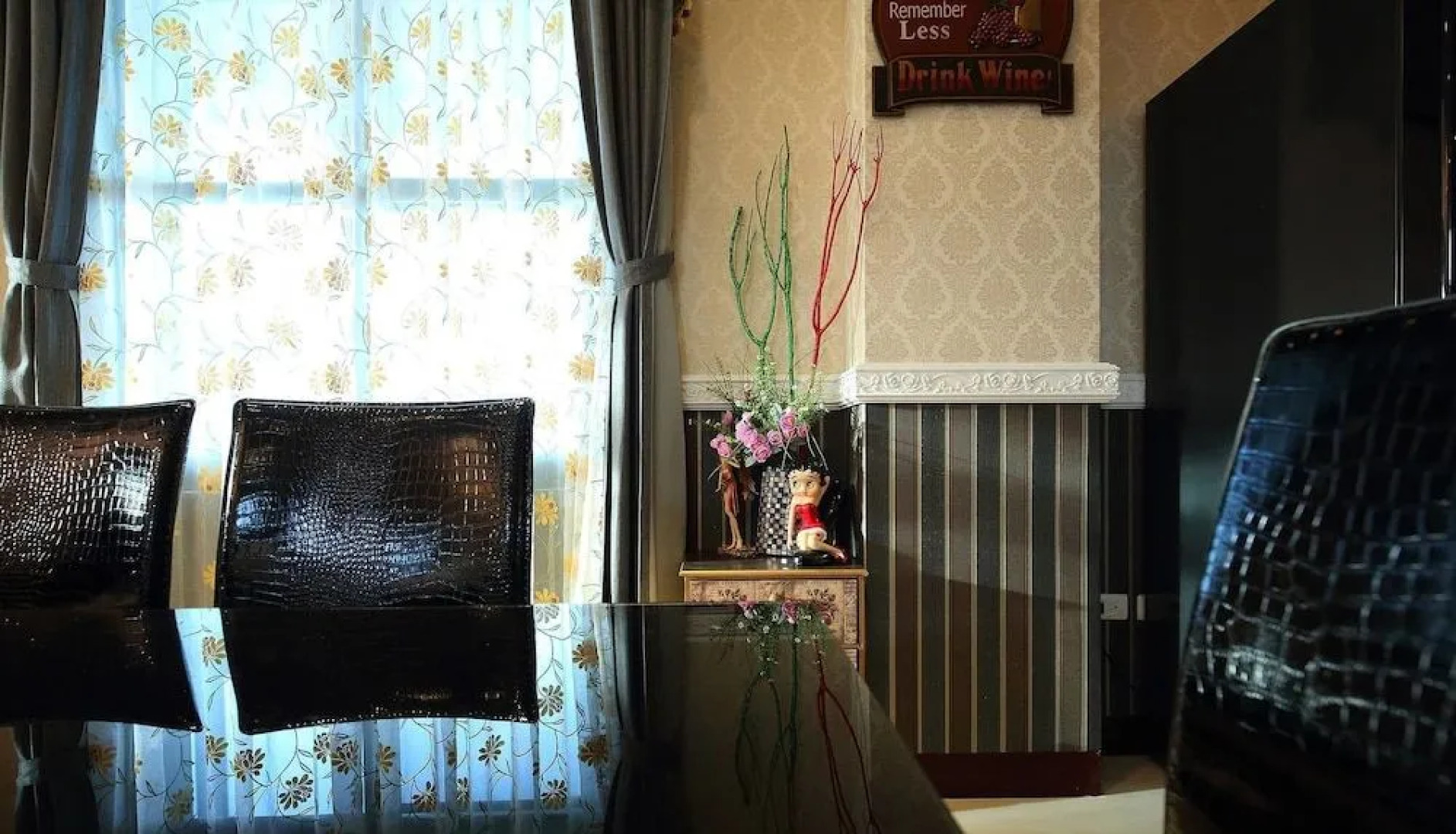 Textile Girl Romantic Homestay