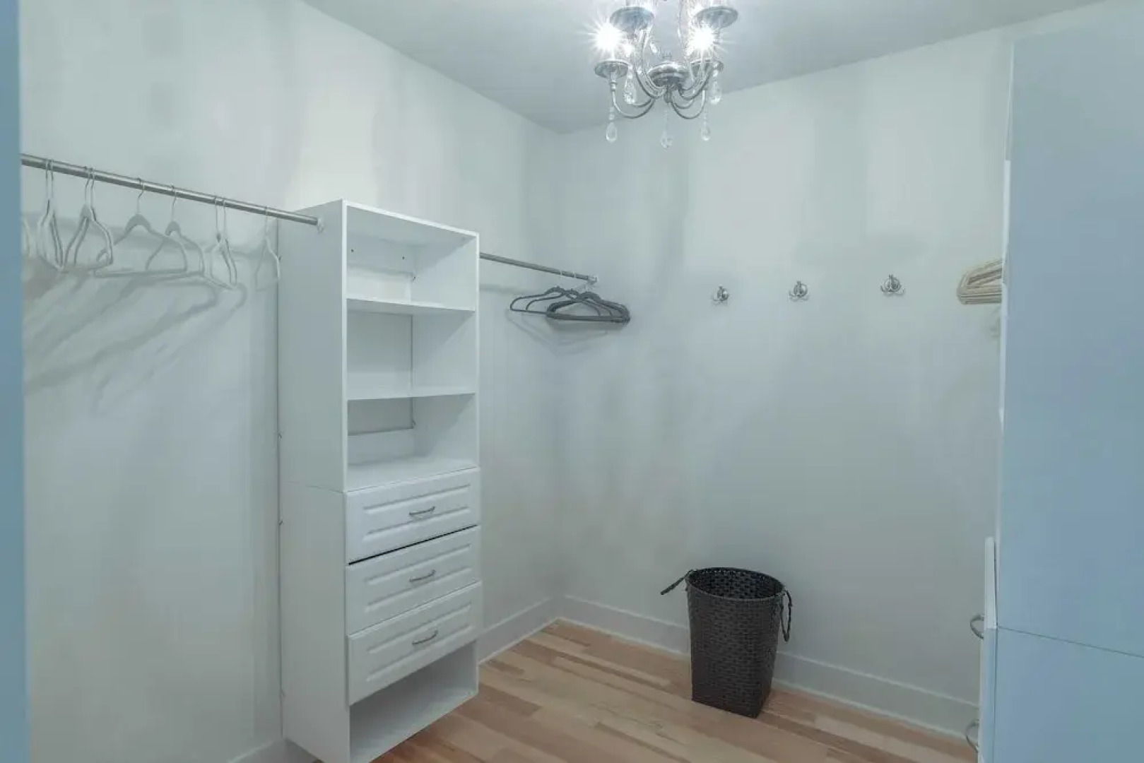 Dunn Inn 2 by Avantstay Walk to Beach, Pool Access, Sleeps 17!