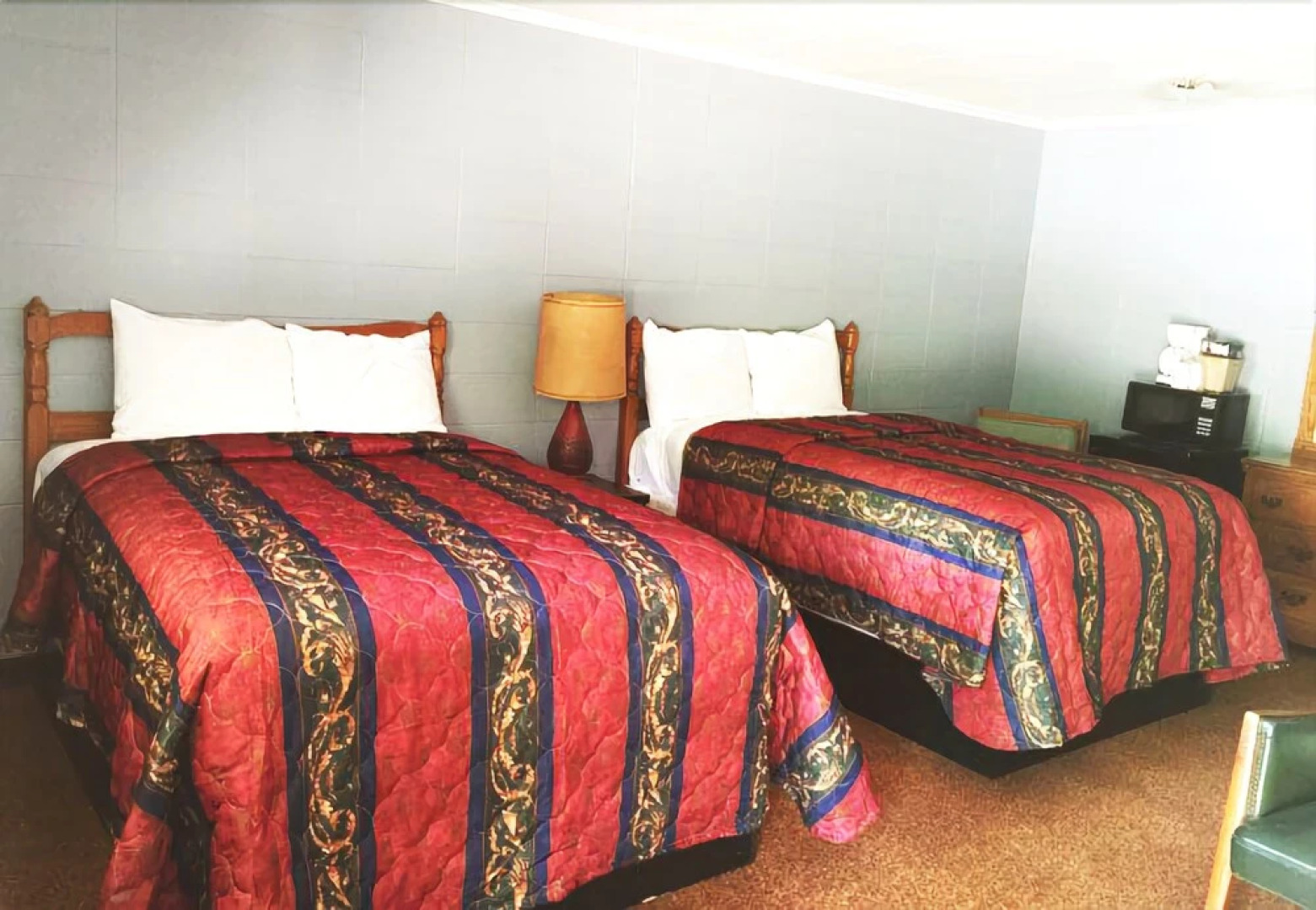 Driftwood Inn and Lodge by the lake