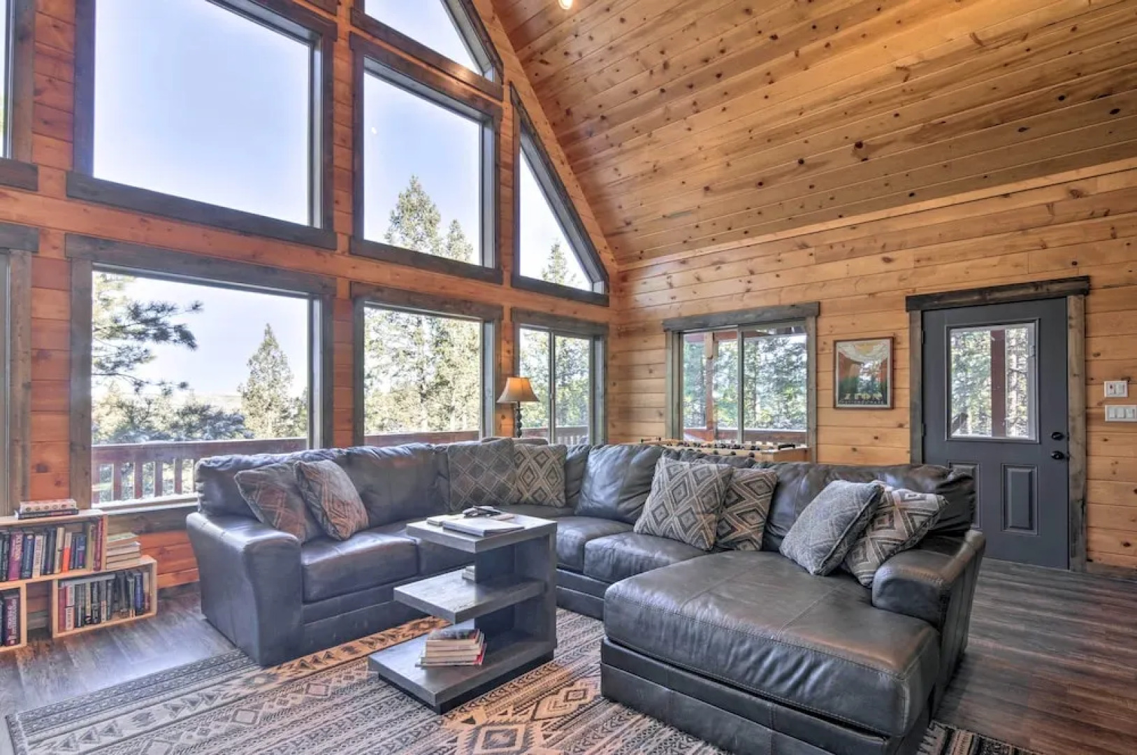 'longview Lodge' w/ Furnished Deck & Fire Pit!