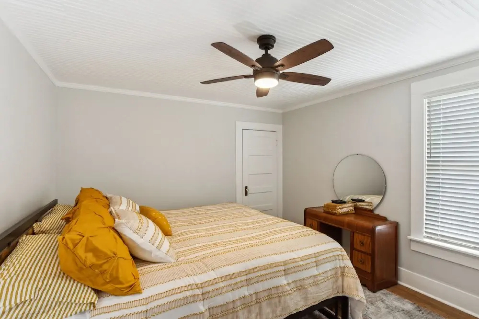 Charming Downtown Mccloud Retreat 2 Bedroom Home