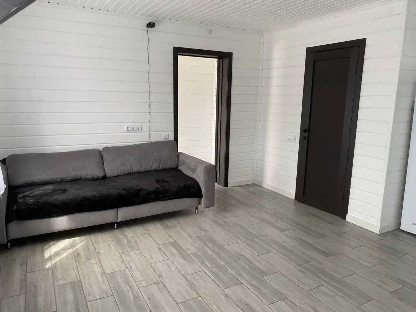 Дом у пруда