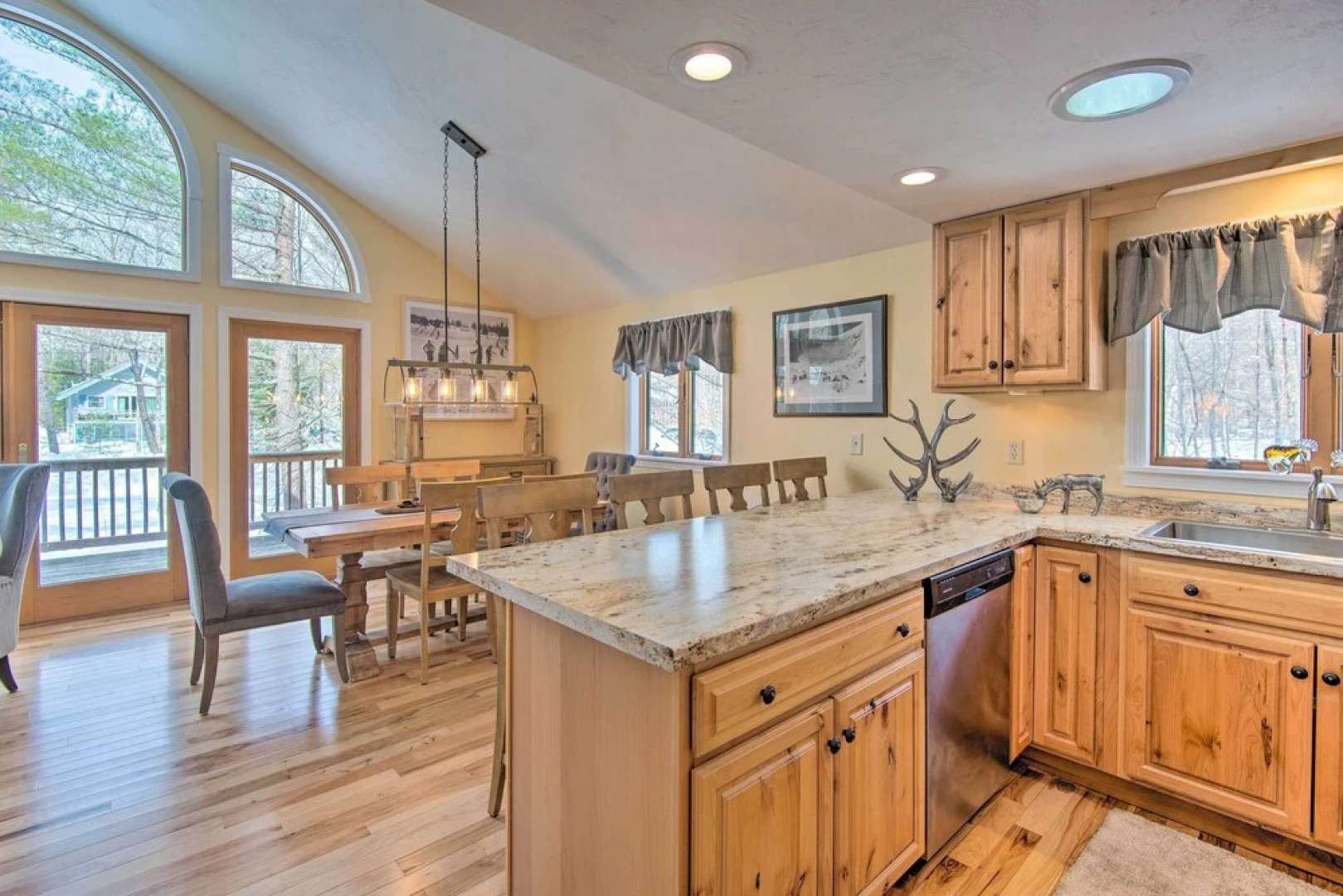 Cozy White Mtn Hideaway ~ 4 Mi to Hiking & Skiing!