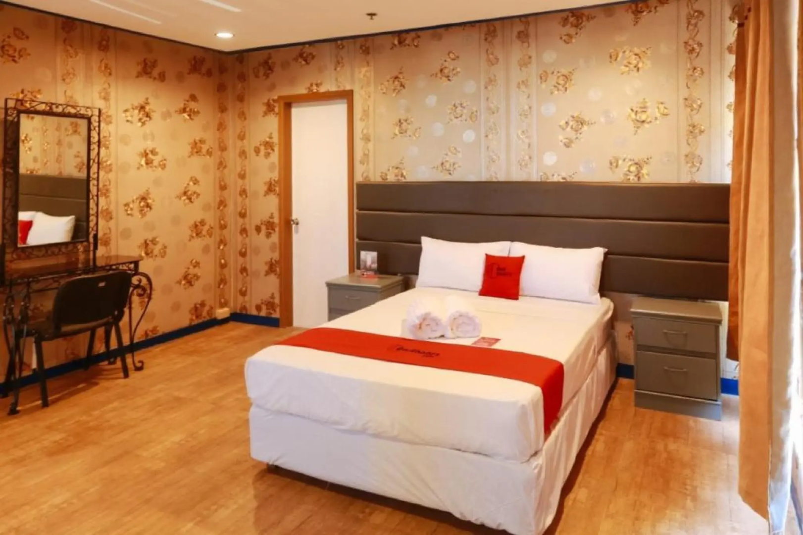 RedDoorz Plus @ Castle Chateau Iloilo