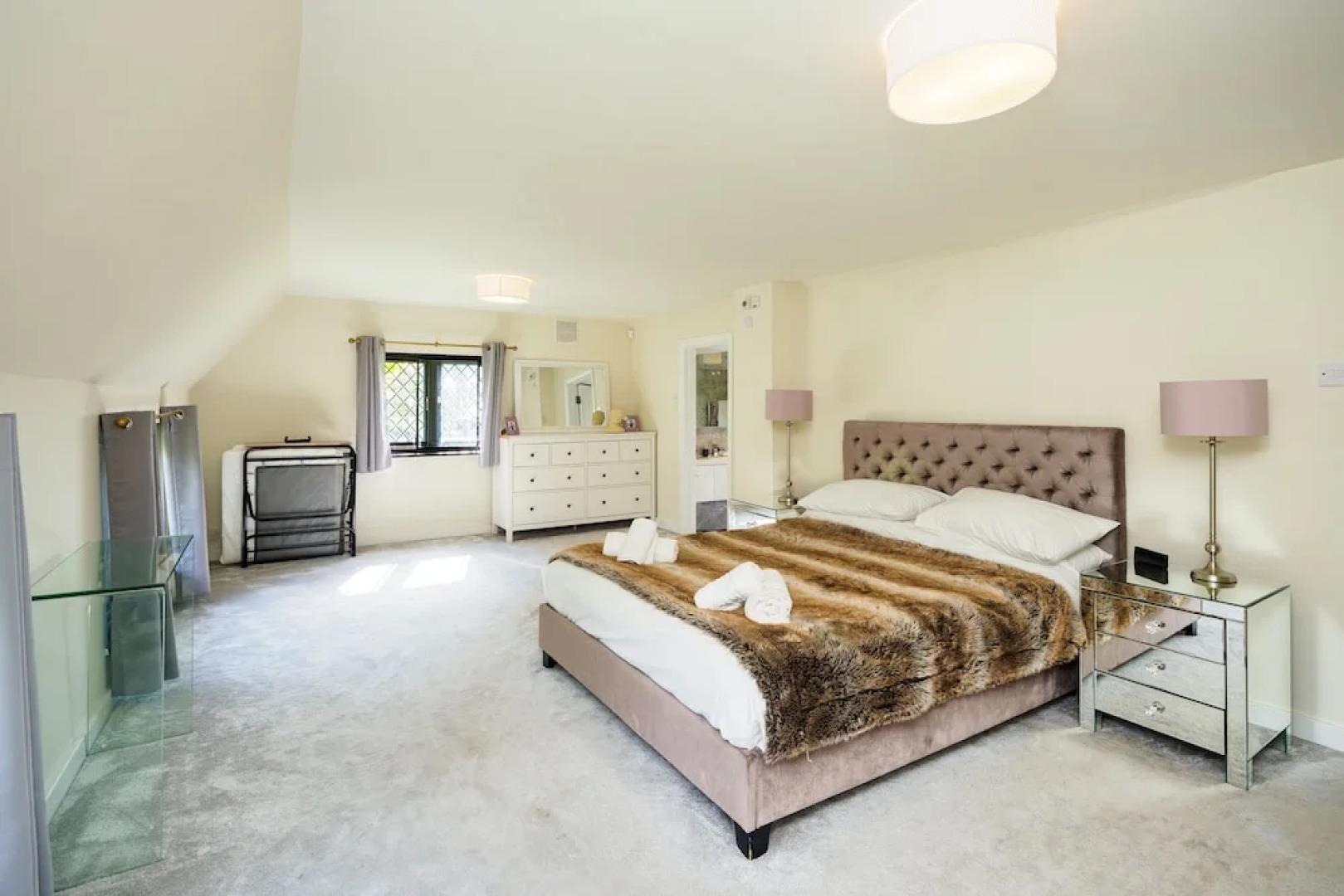 Gildridge Estat Large Group Tennis Court