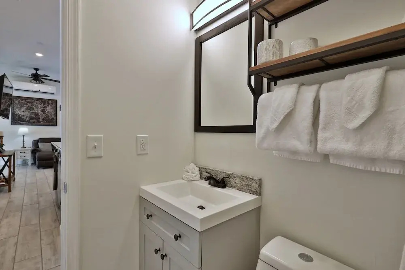 Rutland's Hidden Gem: 2 Br/1ba Renovated Home Close To Everything 2 Bedroom Home