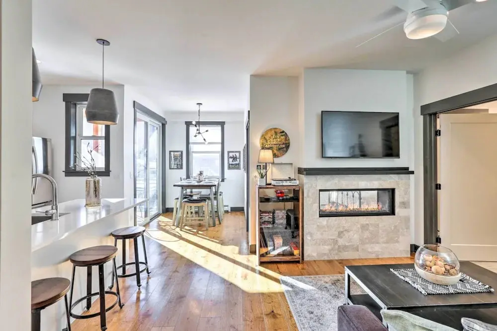Modern Mountain Getaway, Walk to Grand Lake!