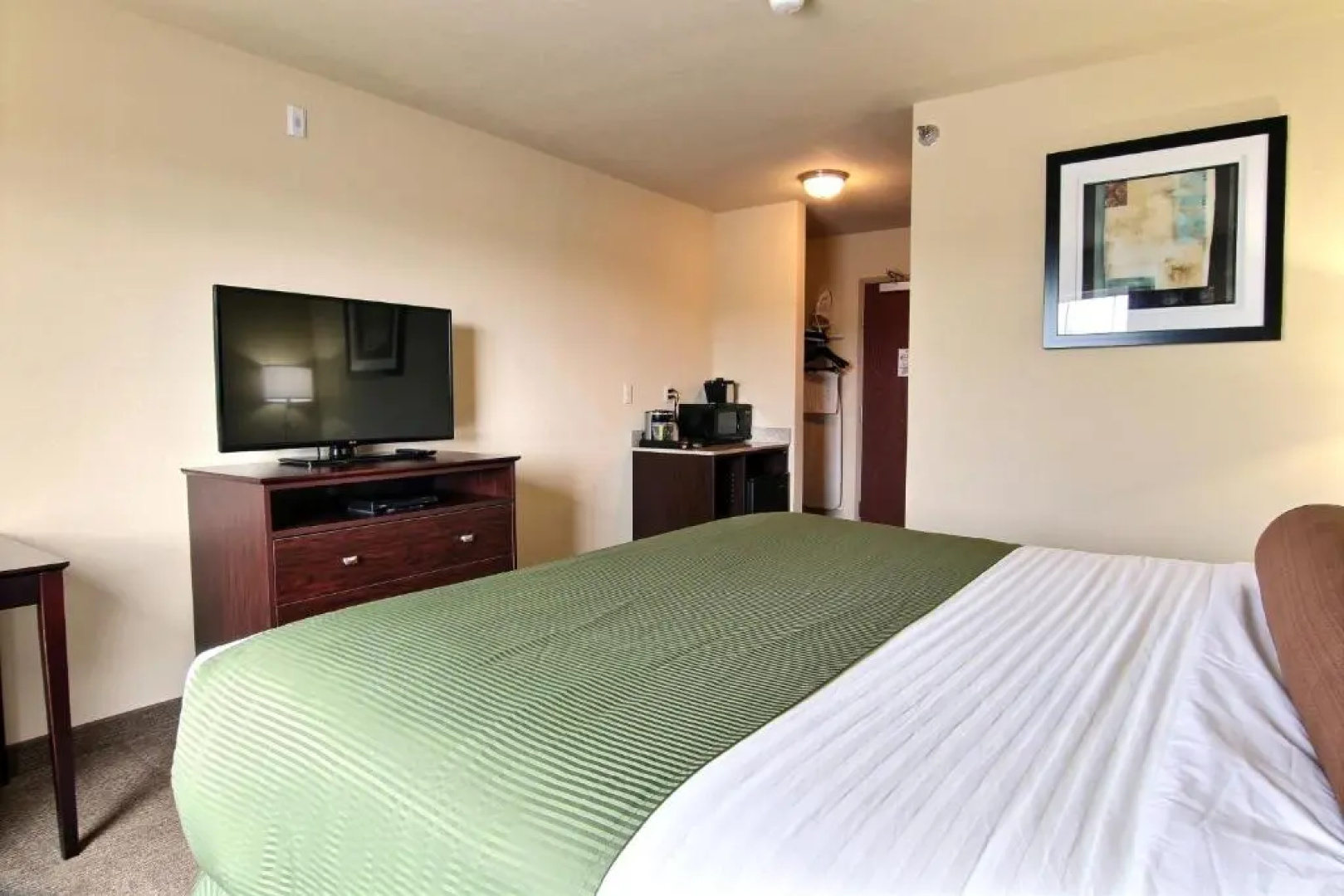 AmeriVu Inn and Suites