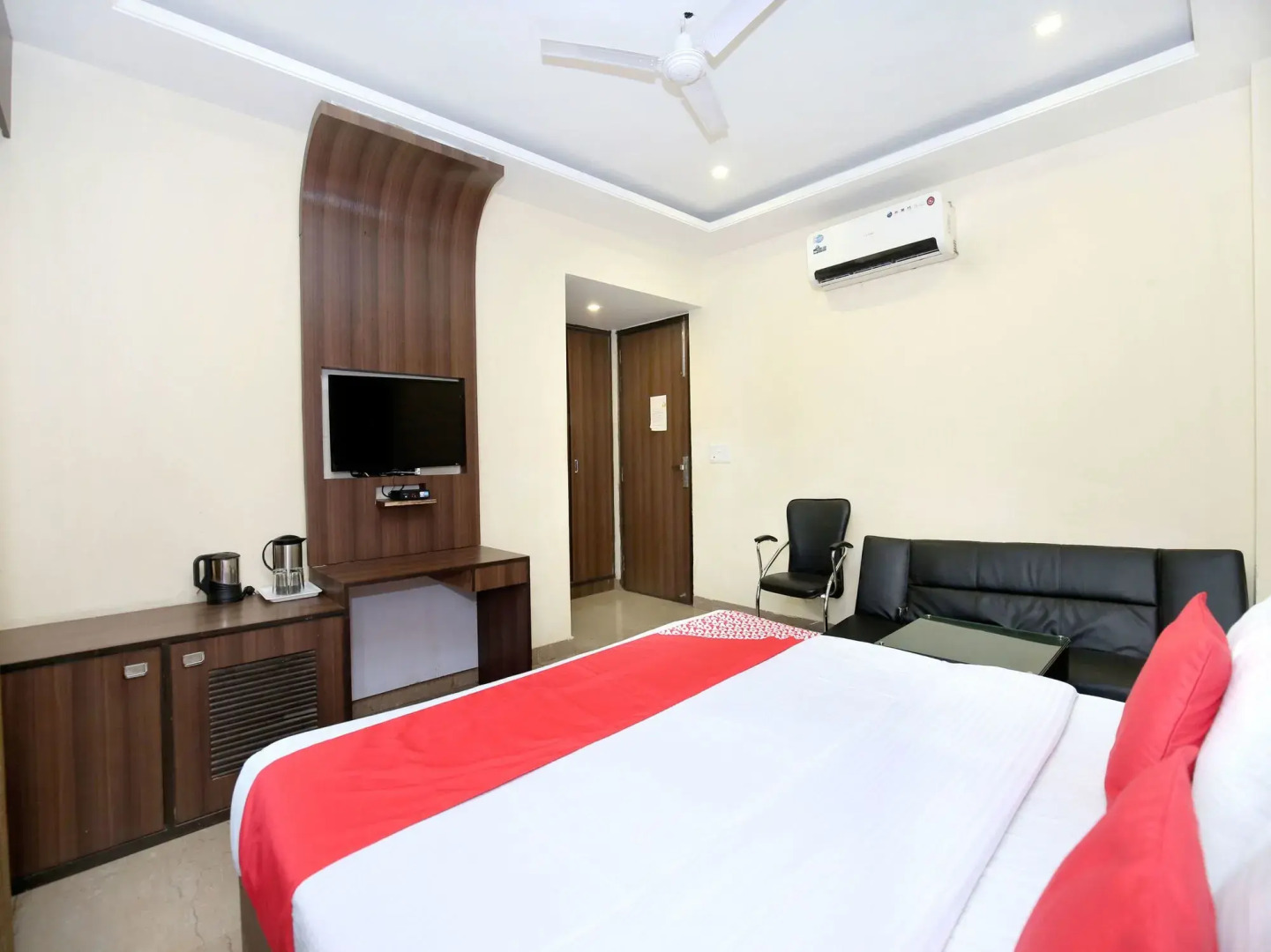 OYO 5710 The Majestic Crown Hotel