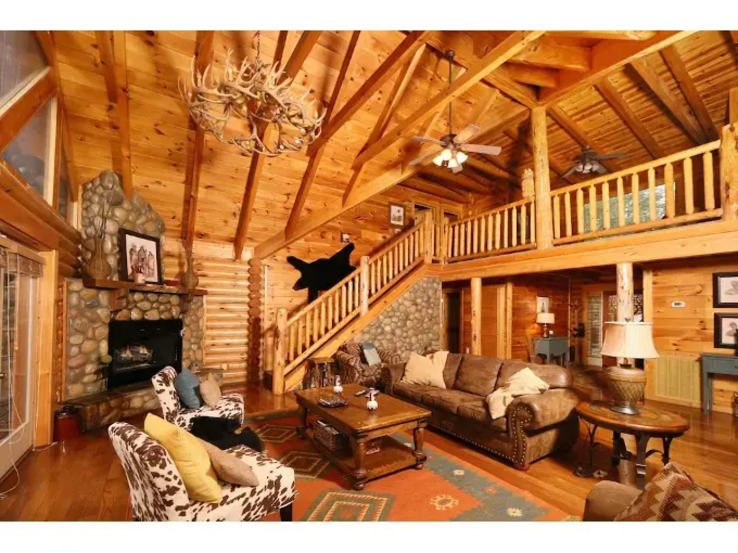 Black Bear Hideaway - Five Bedroom Cabin